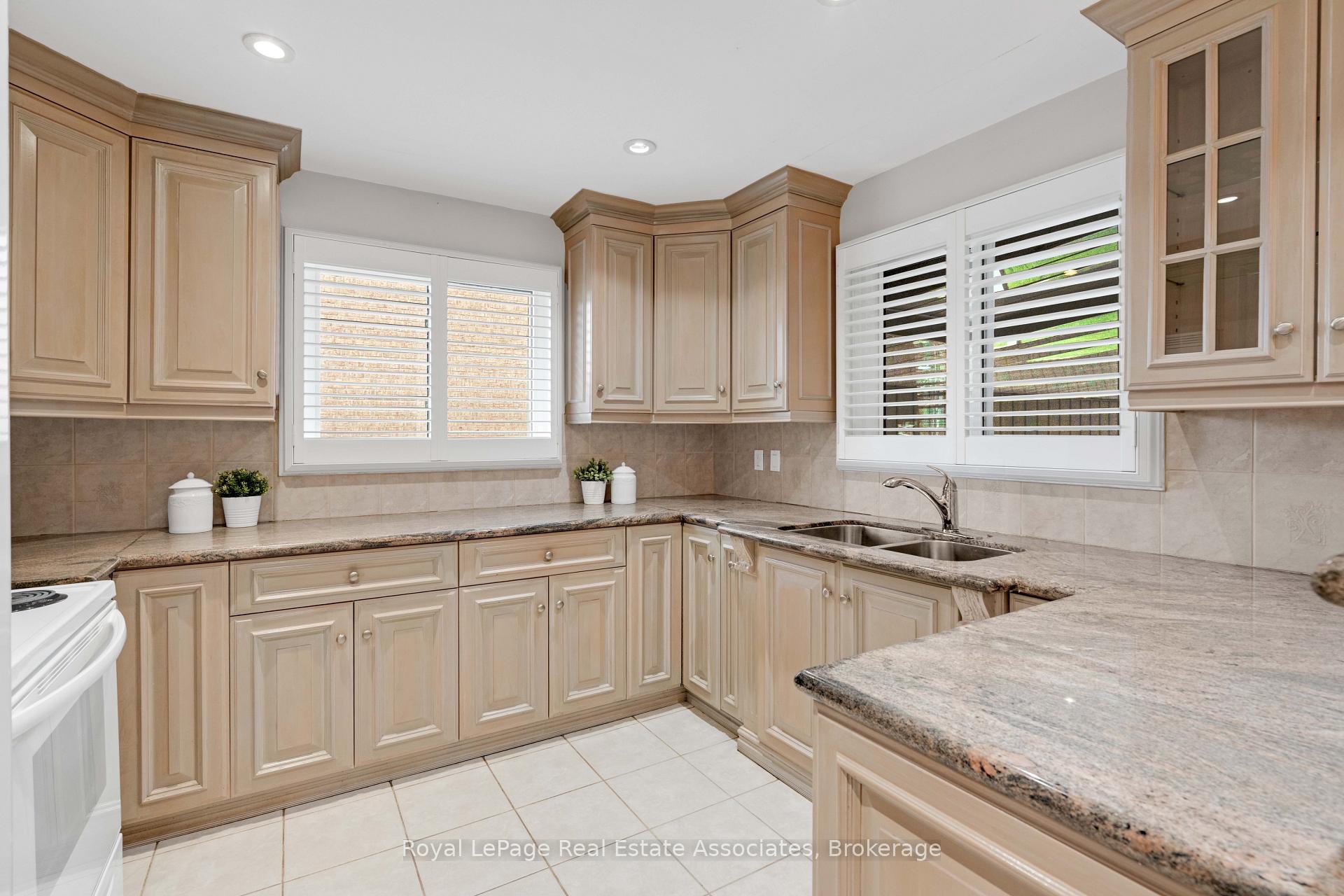 Photo 13 of 2535 Privet Crescent, Mississauga, Cooksville — HOMEH
