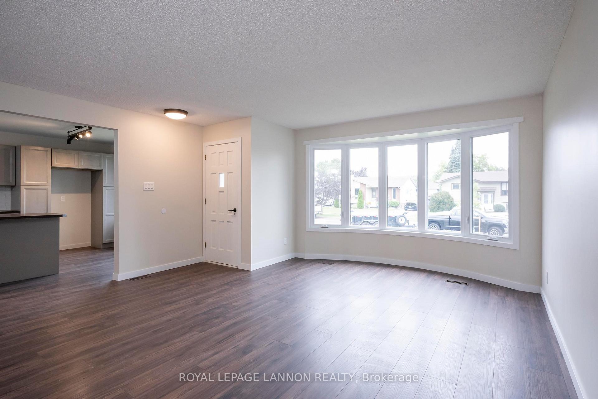 Photo 3 of 262 Sheridan Cres, Thunder Bay, Northwood Park — HOMEH
