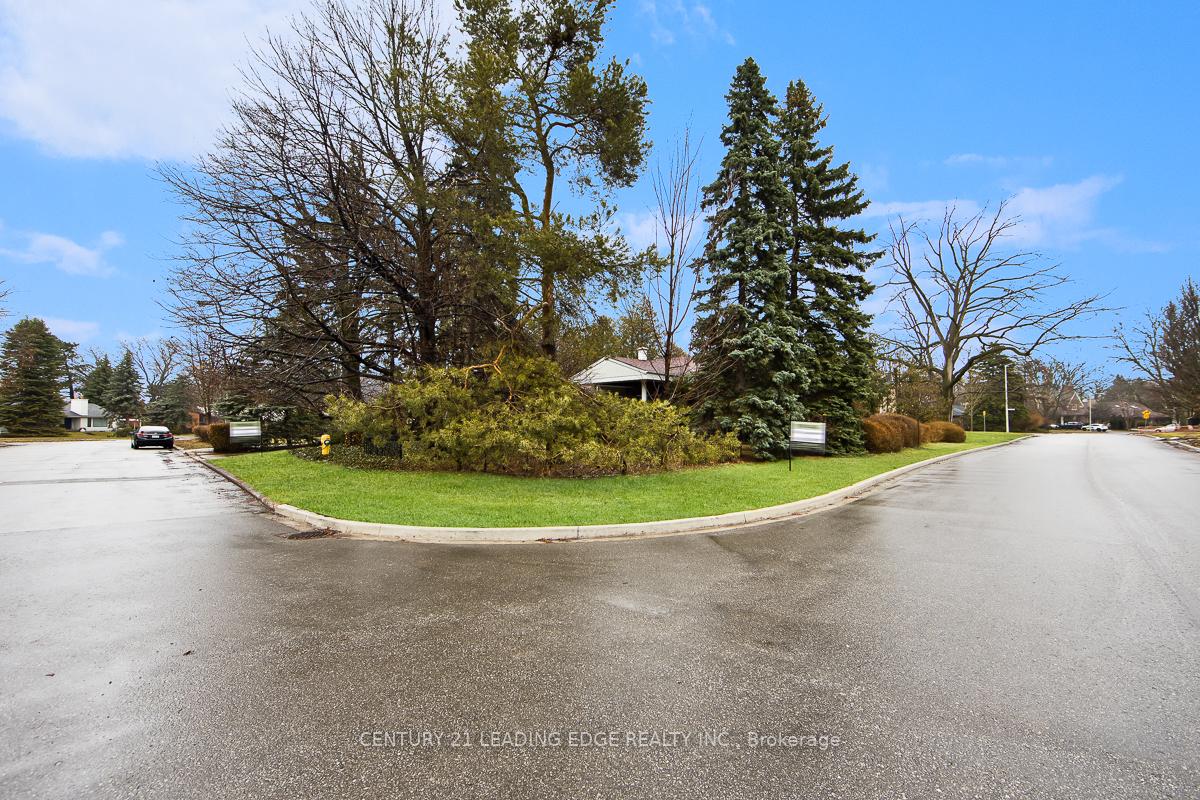 Photo 3 of 1 Bradgate Road, North York, Banbury-Don Mills — HOMEH
