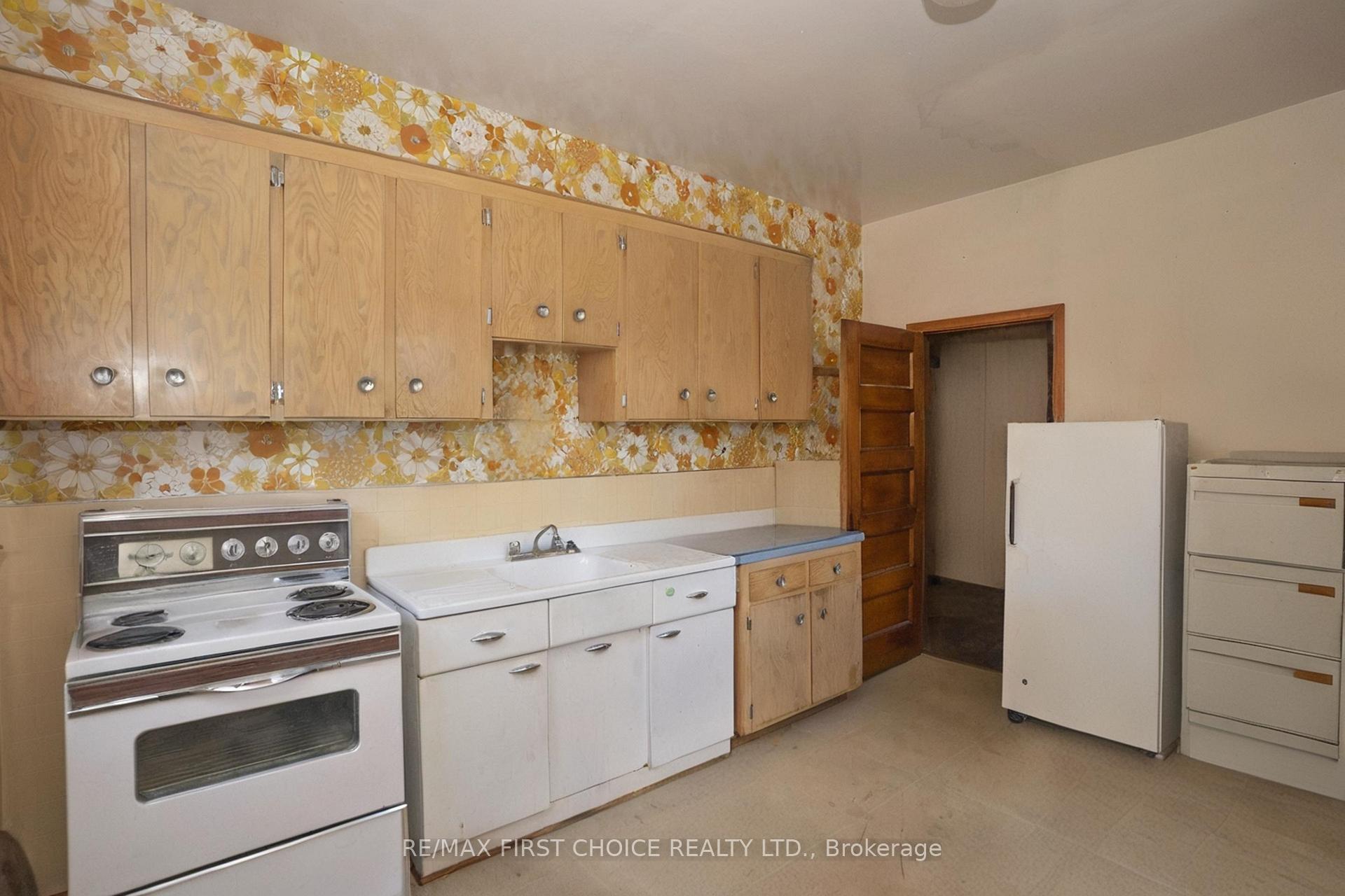 Photo 10 of 348 Ambrose Street, Thunder Bay, Court / Cumberland — HOMEH