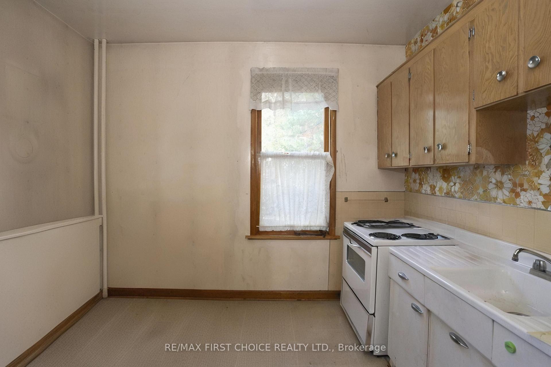 Photo 11 of 348 Ambrose Street, Thunder Bay, Court / Cumberland — HOMEH