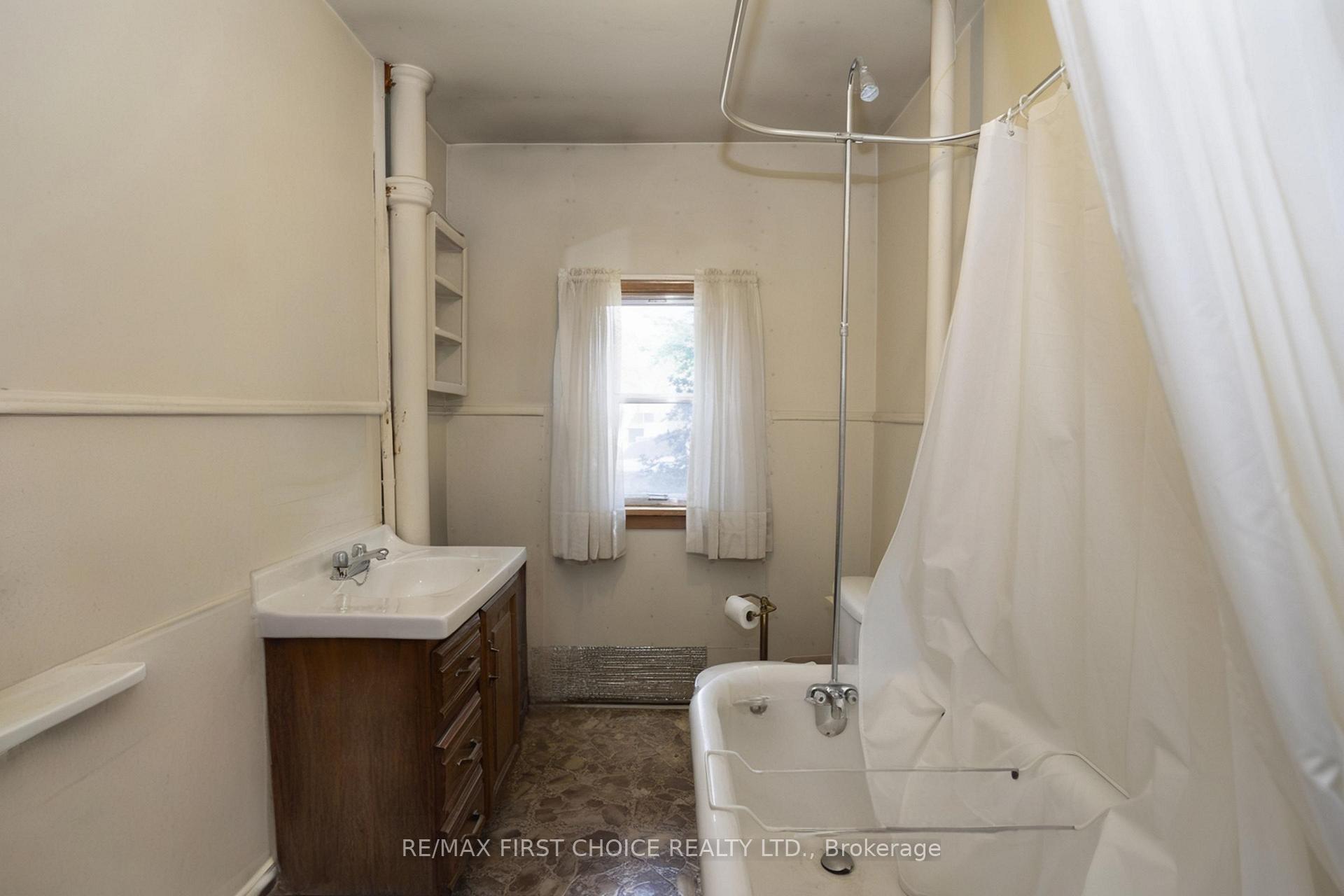 Photo 18 of 348 Ambrose Street, Thunder Bay, Court / Cumberland — HOMEH