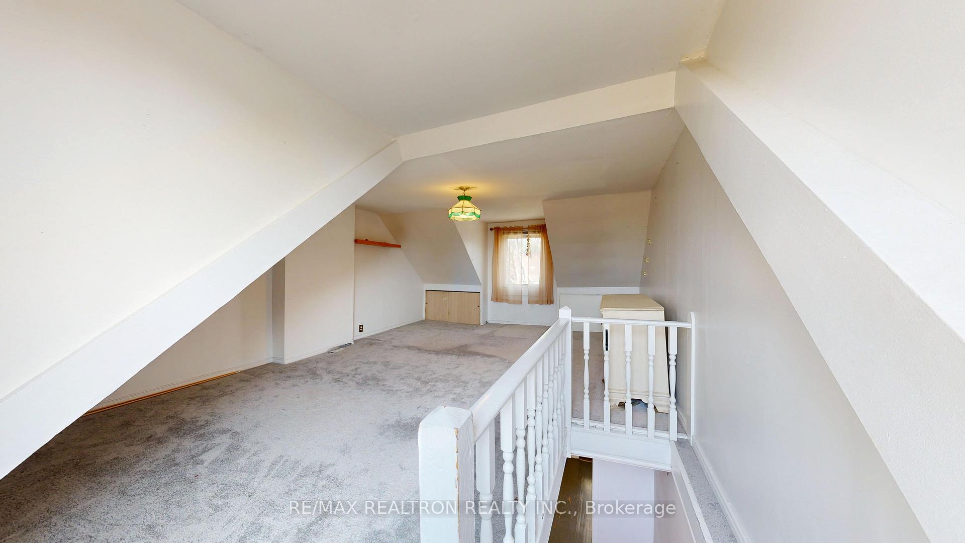 Photo 2 of Unit Upper, 32 Macklem Avenue, Toronto, Little Portugal — HOMEH