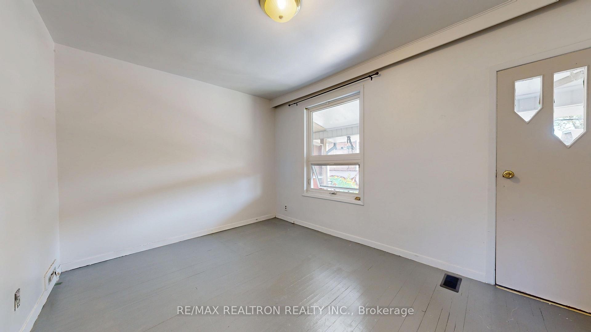 Photo 6 of Unit Upper, 32 Macklem Avenue, Toronto, Little Portugal — HOMEH