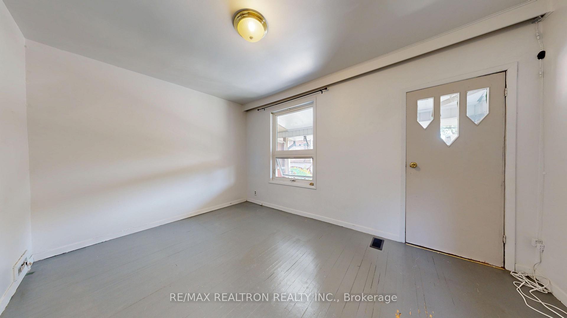 Photo 7 of Unit Upper, 32 Macklem Avenue, Toronto, Little Portugal — HOMEH