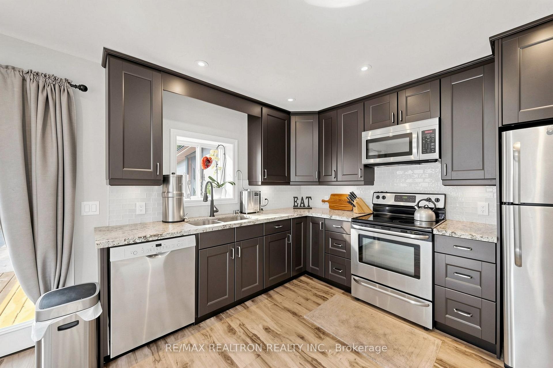 Photo 23 of 8 Villa Road, Etobicoke, Long Branch — HOMEH