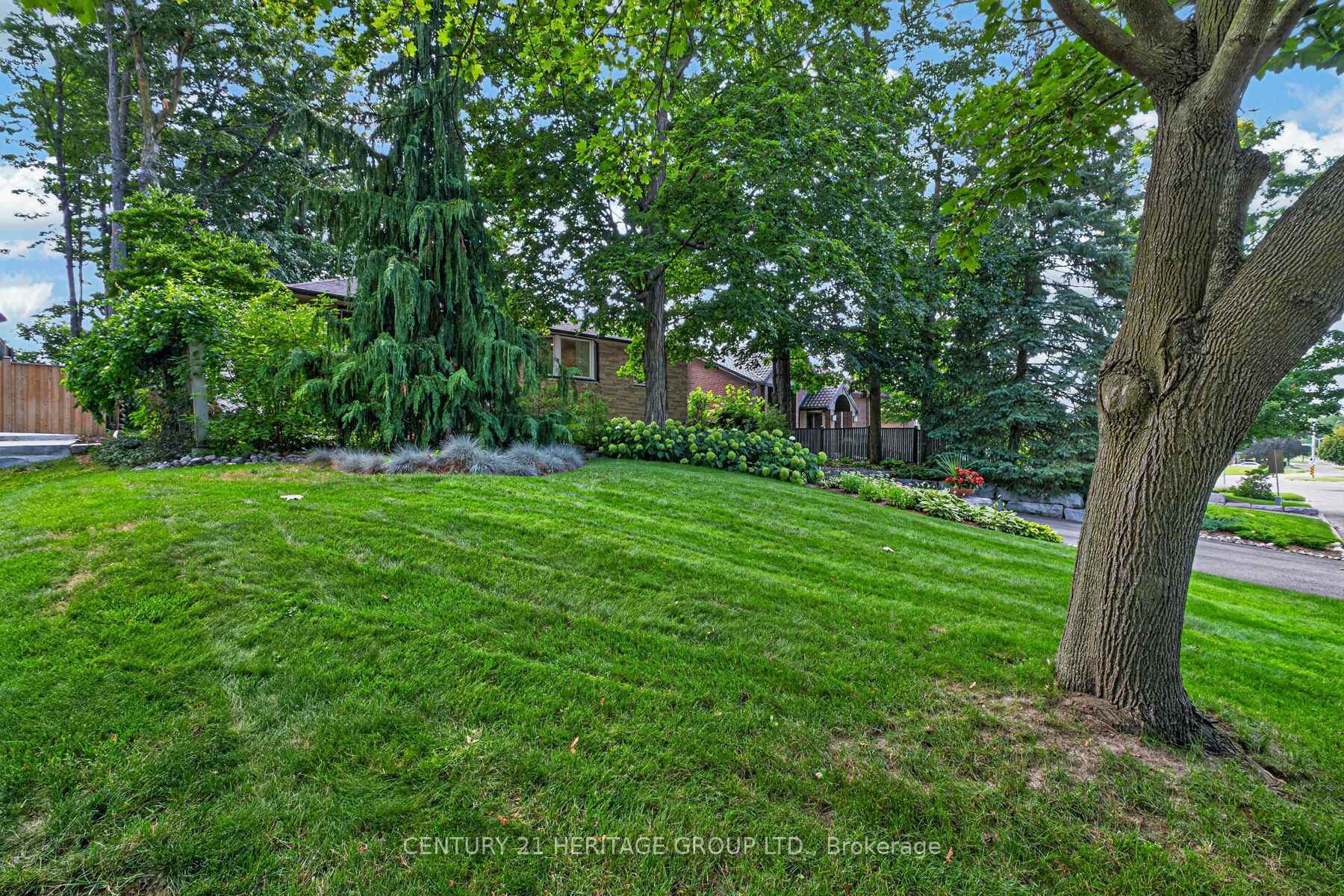 Photo 2 of 245 Corrie Crescent, Waterloo, Lakeshore Village — HOMEH