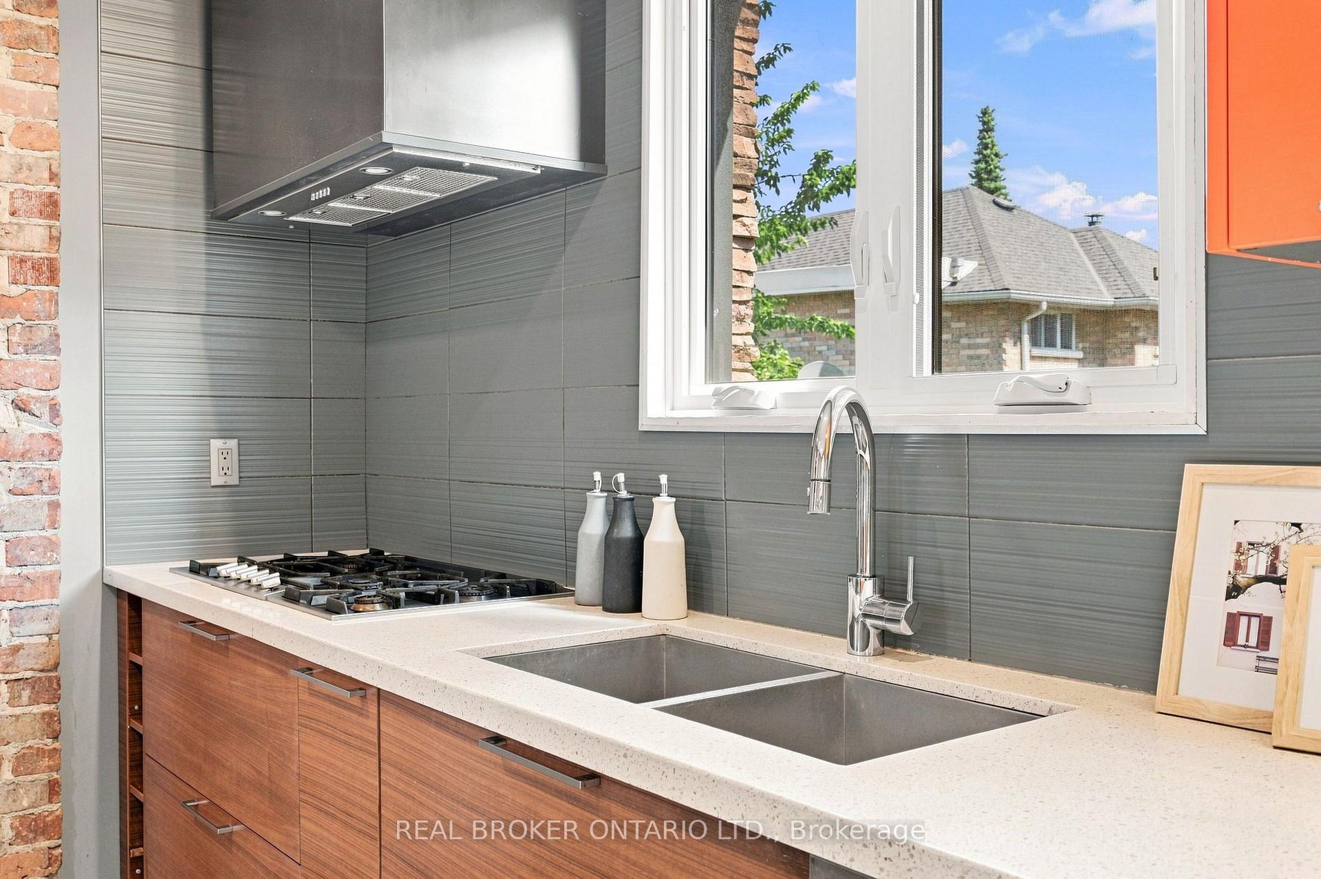 Photo 20 of 671 Scarlett Road, Etobicoke, Humber Heights — HOMEH