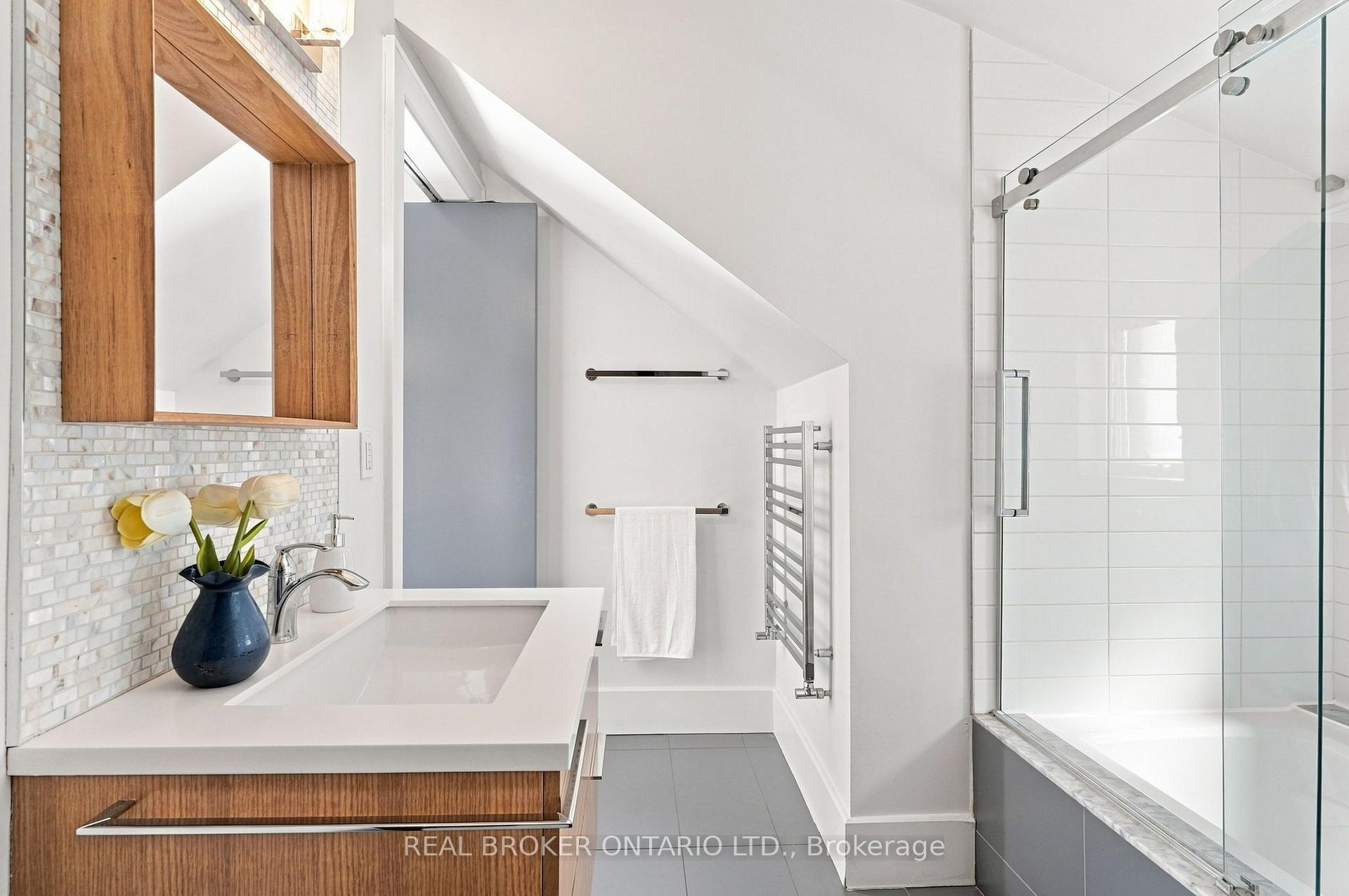 Photo 43 of 671 Scarlett Road, Etobicoke, Humber Heights — HOMEH