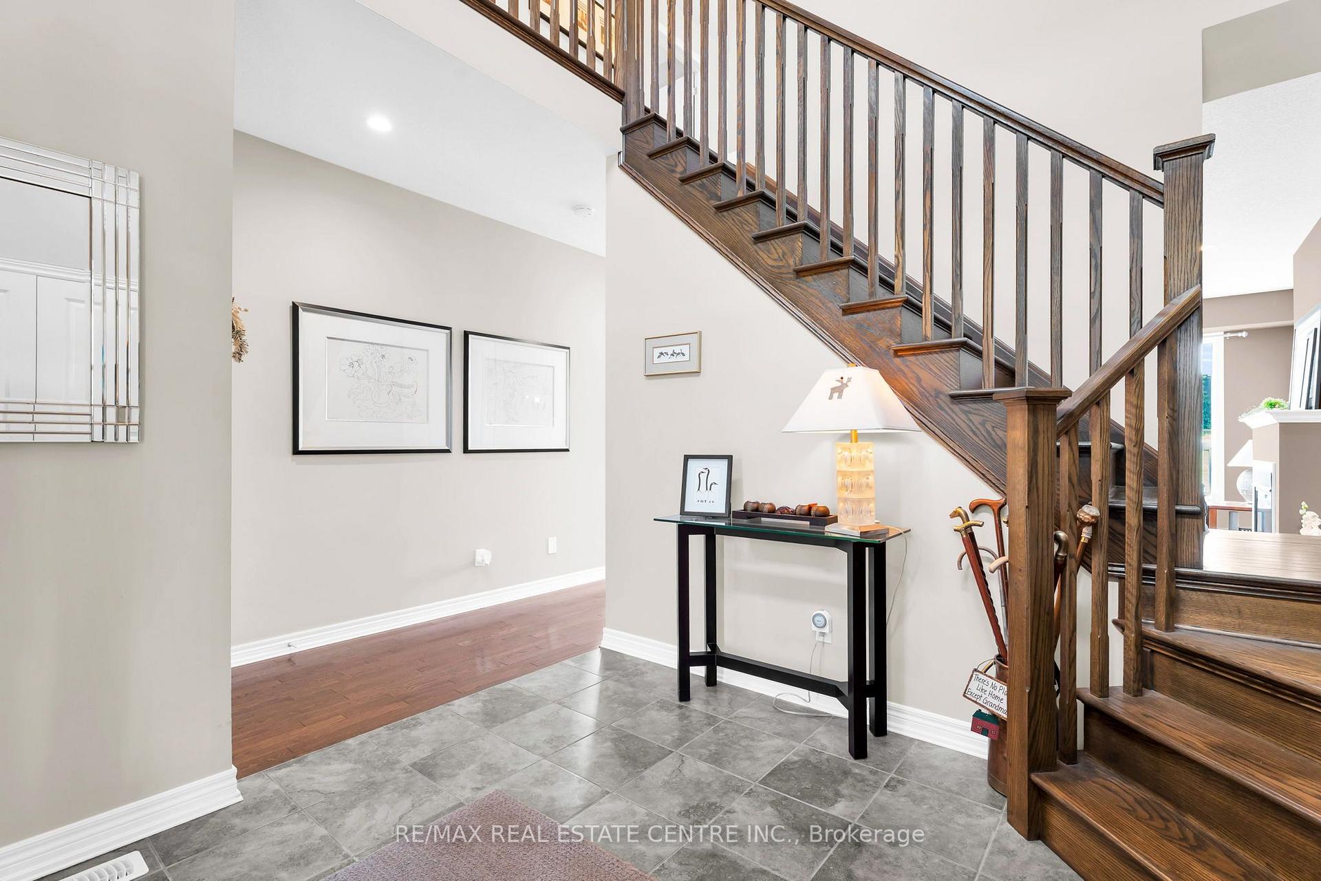 Photo 2 of 35 St. Paul's Place, Orangeville — HOMEH