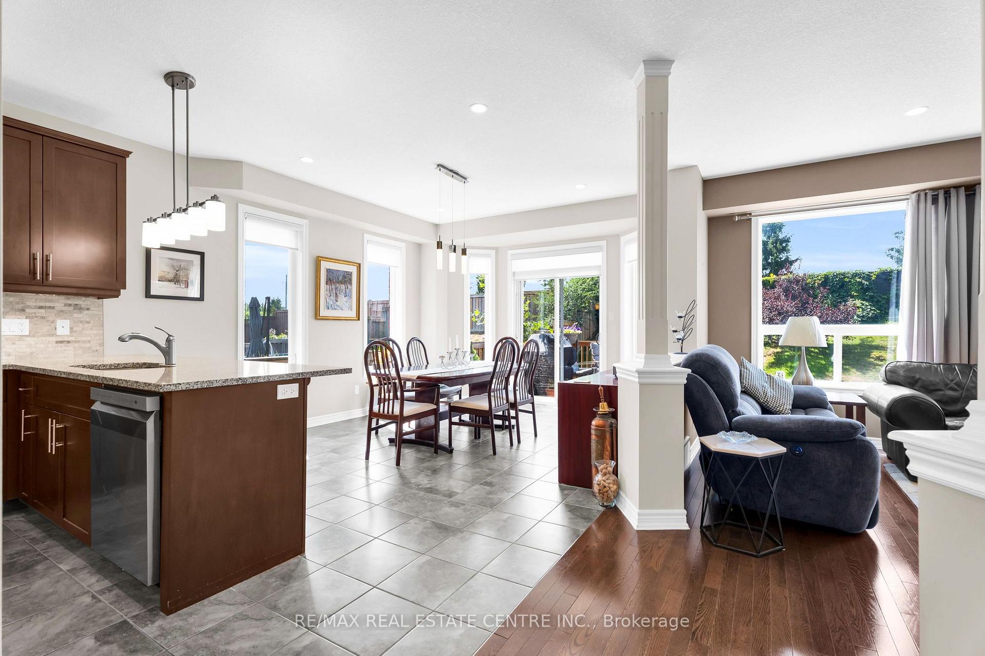 Photo 3 of 35 St. Paul's Place, Orangeville — HOMEH