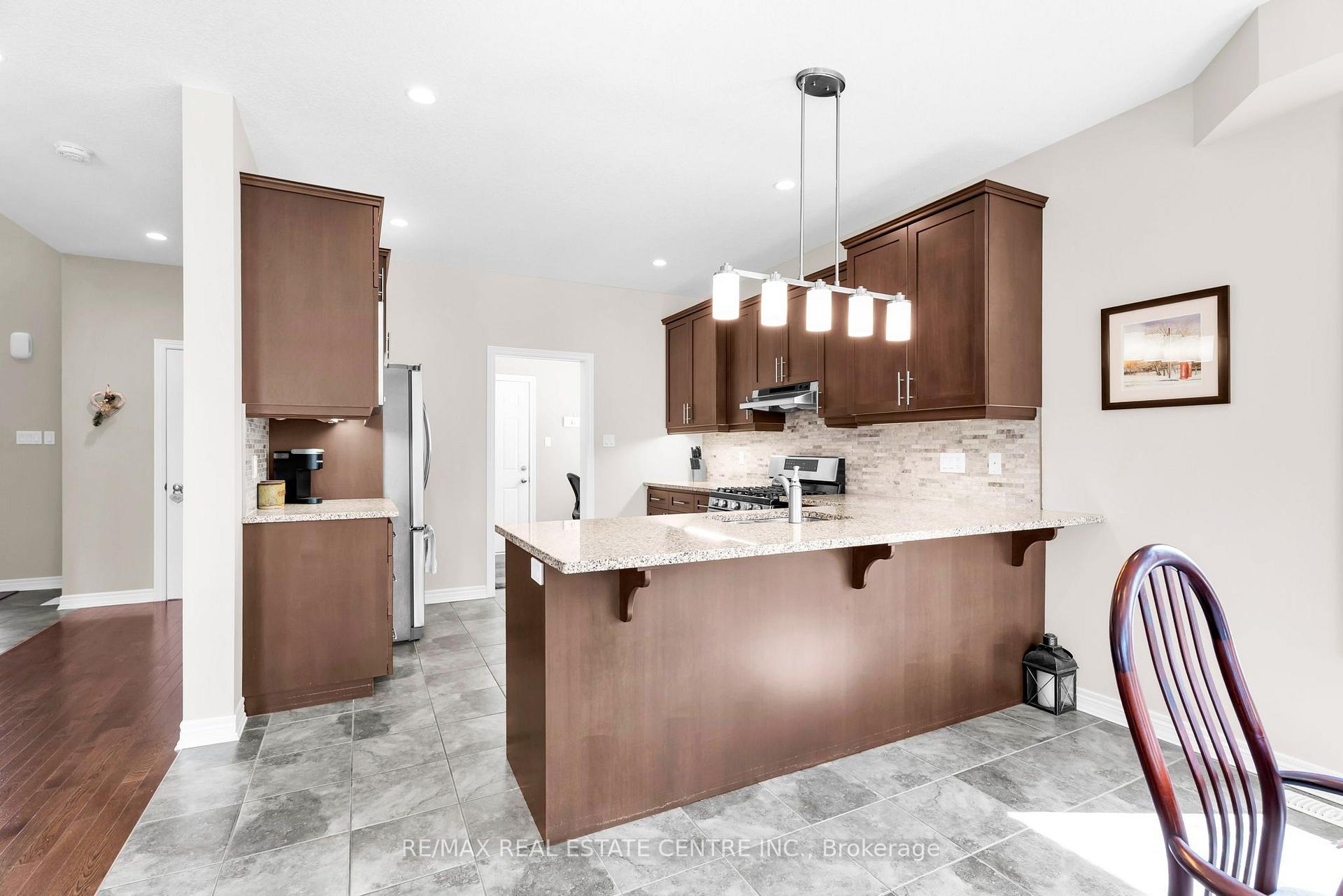 Photo 4 of 35 St. Paul's Place, Orangeville — HOMEH