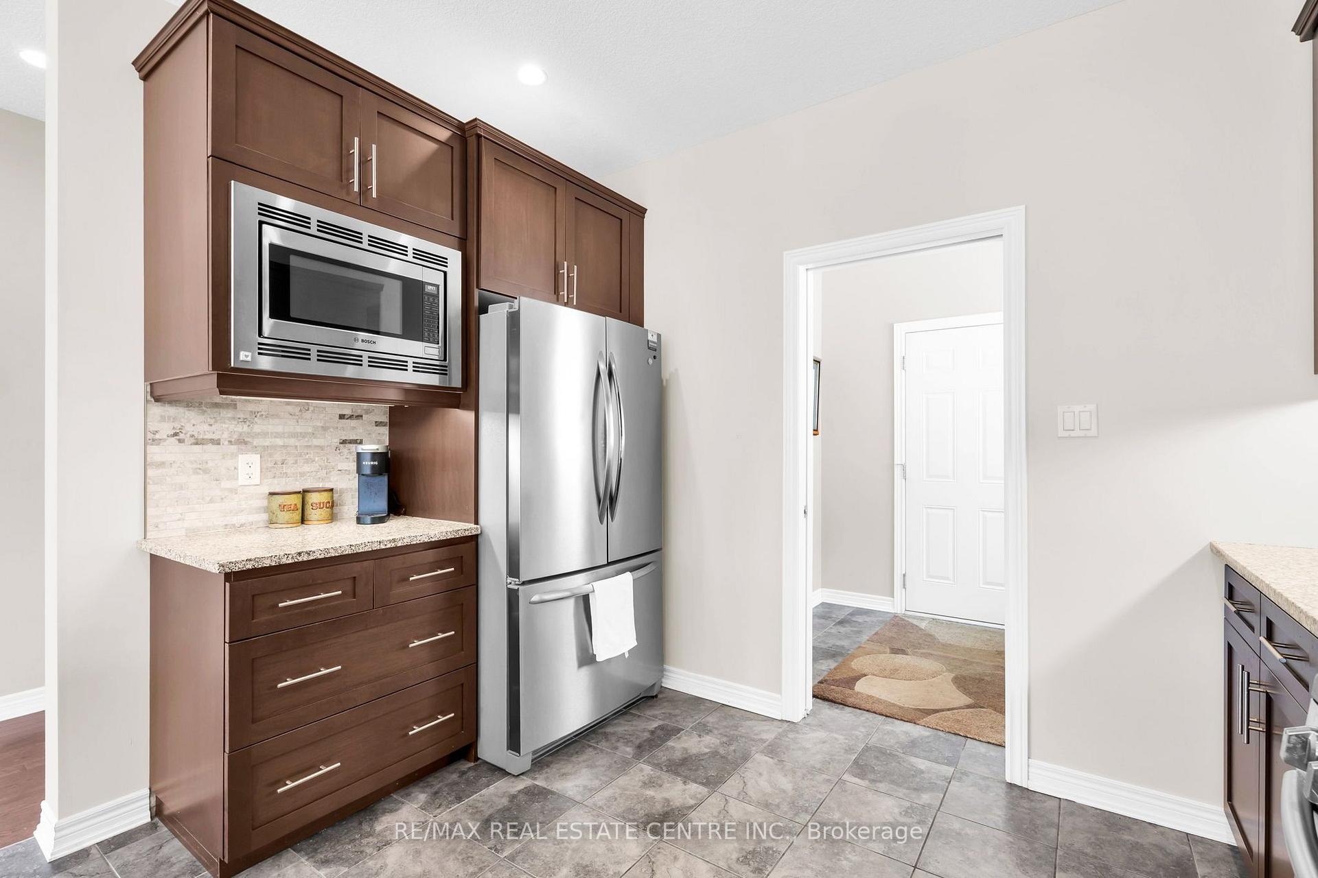 Photo 5 of 35 St. Paul's Place, Orangeville — HOMEH