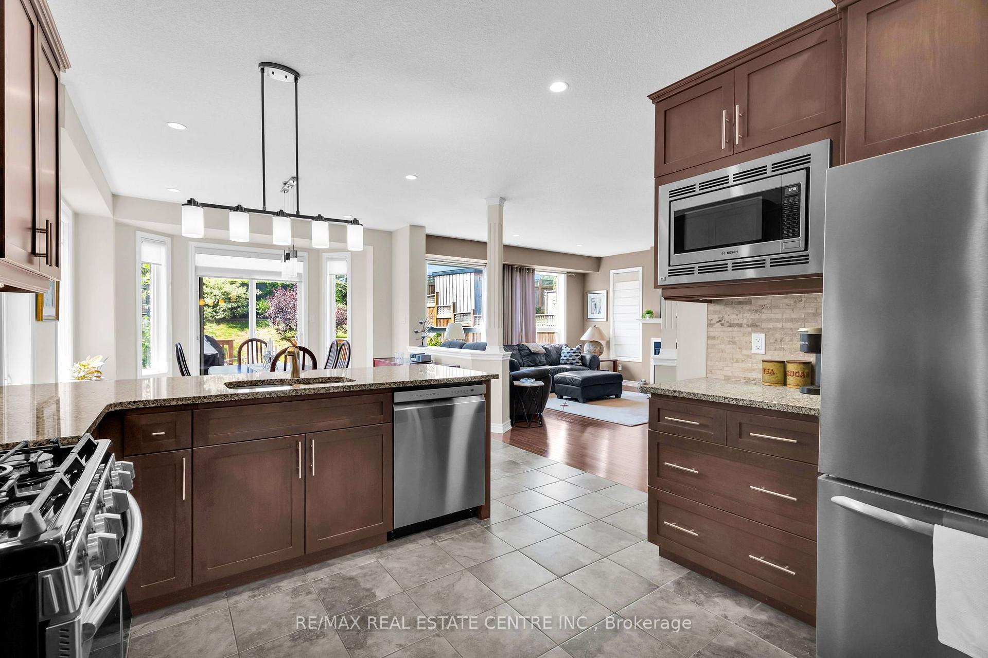 Photo 6 of 35 St. Paul's Place, Orangeville — HOMEH