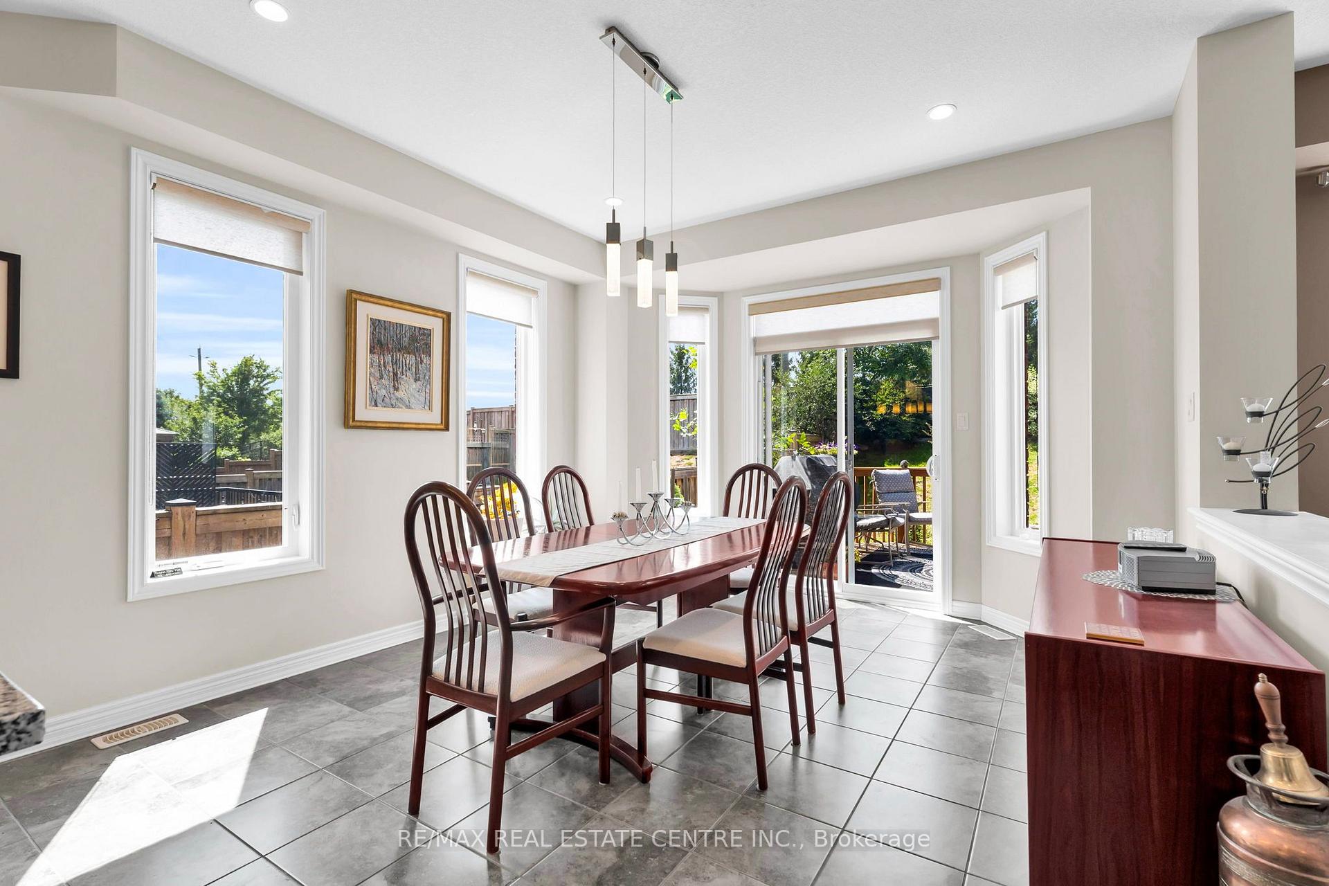 Photo 7 of 35 St. Paul's Place, Orangeville — HOMEH