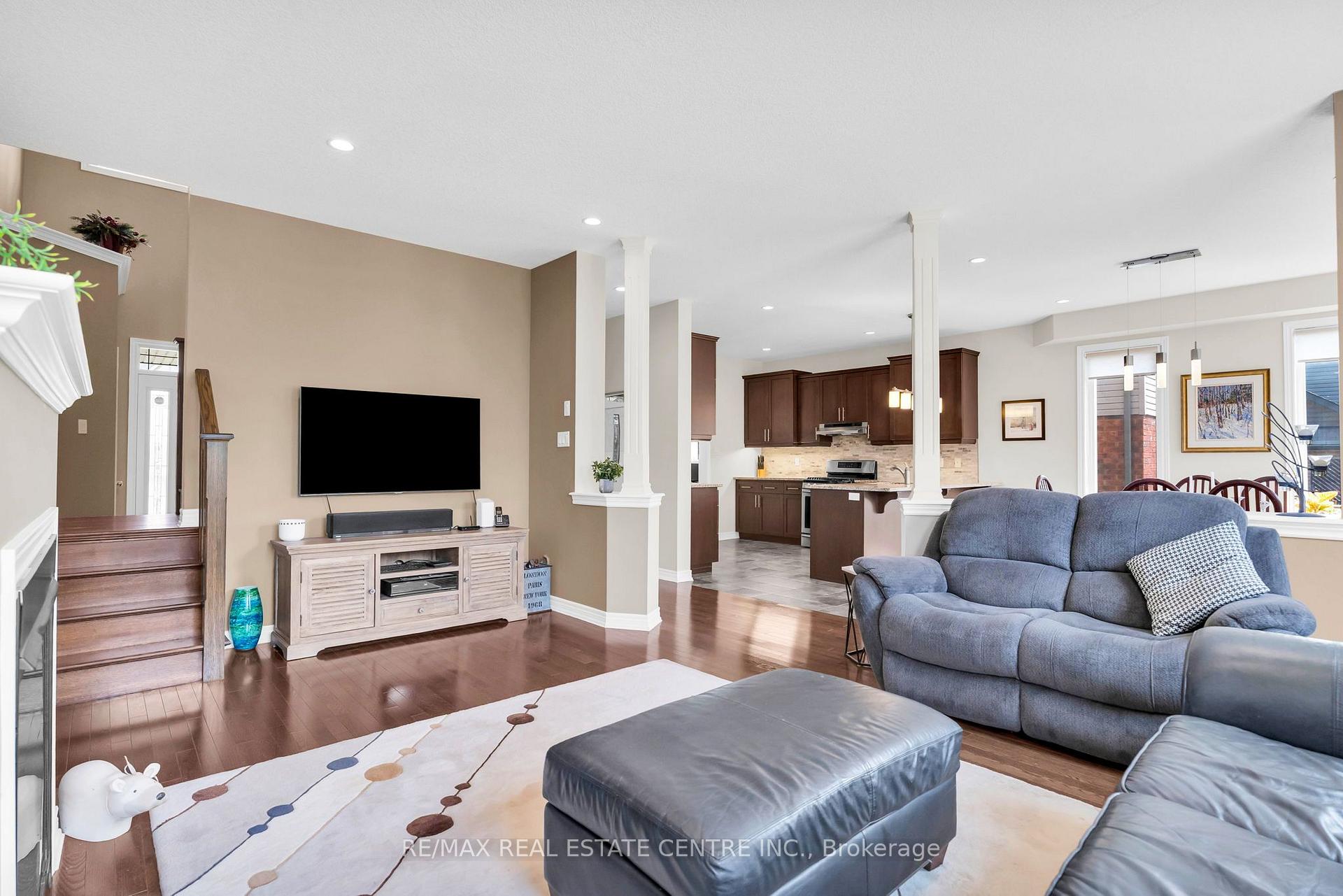 Photo 9 of 35 St. Paul's Place, Orangeville — HOMEH
