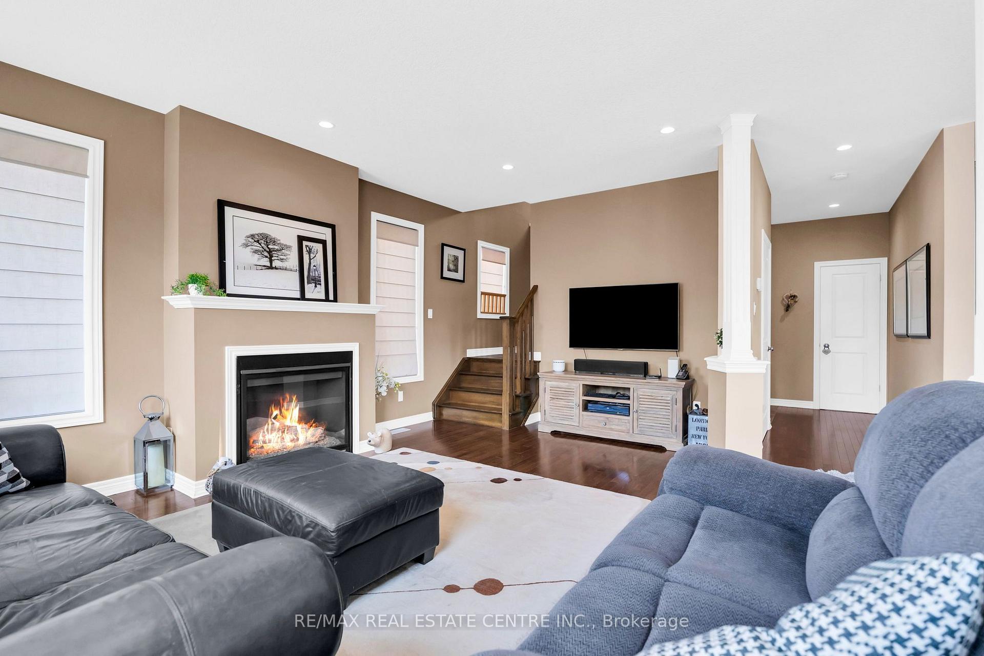 Photo 10 of 35 St. Paul's Place, Orangeville — HOMEH