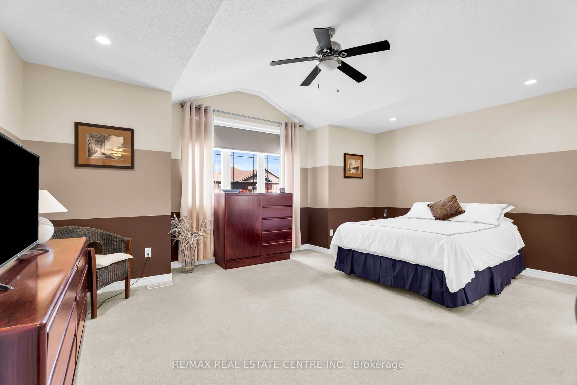 Photo 14 of 35 St. Paul's Place, Orangeville — HOMEH