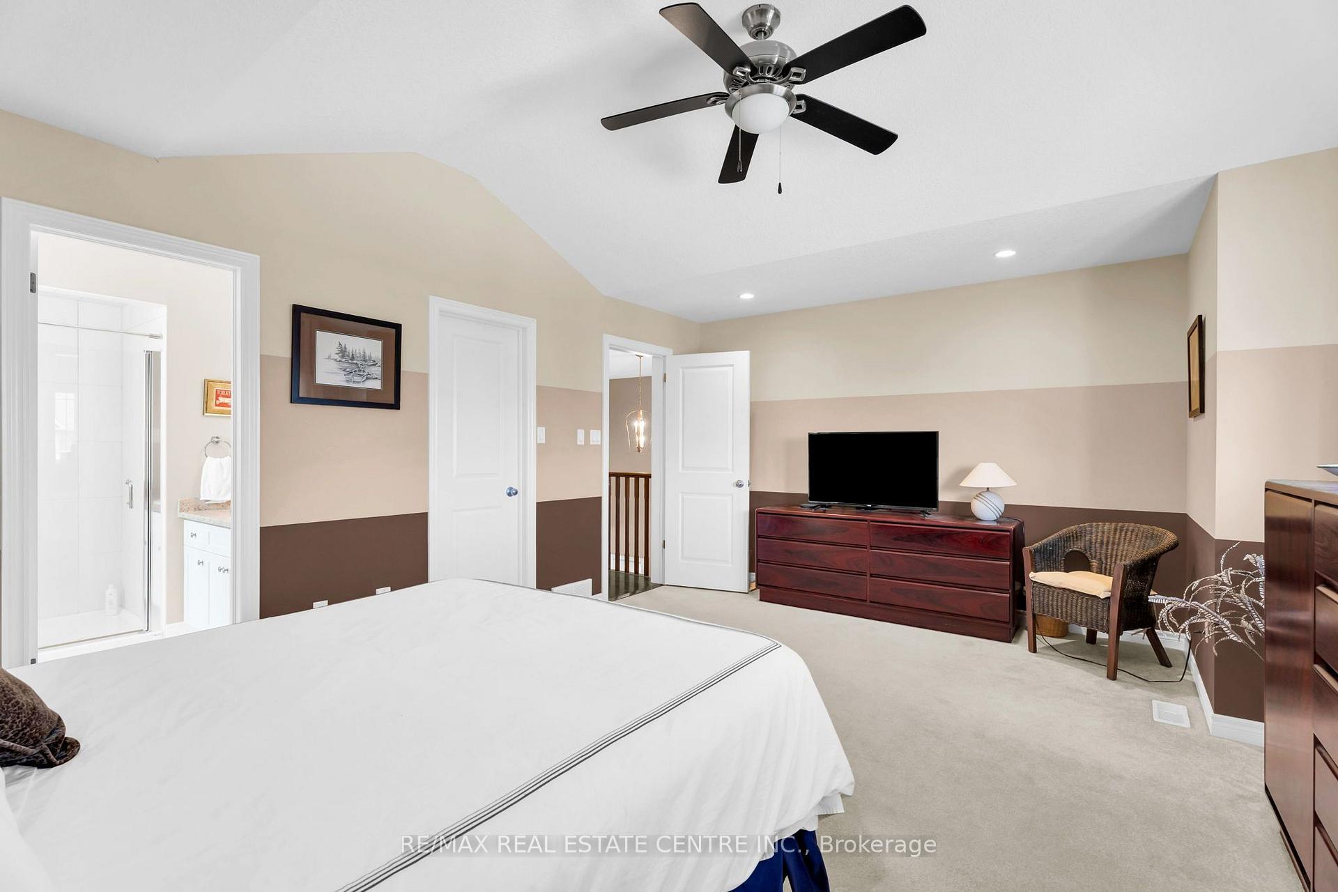 Photo 15 of 35 St. Paul's Place, Orangeville — HOMEH