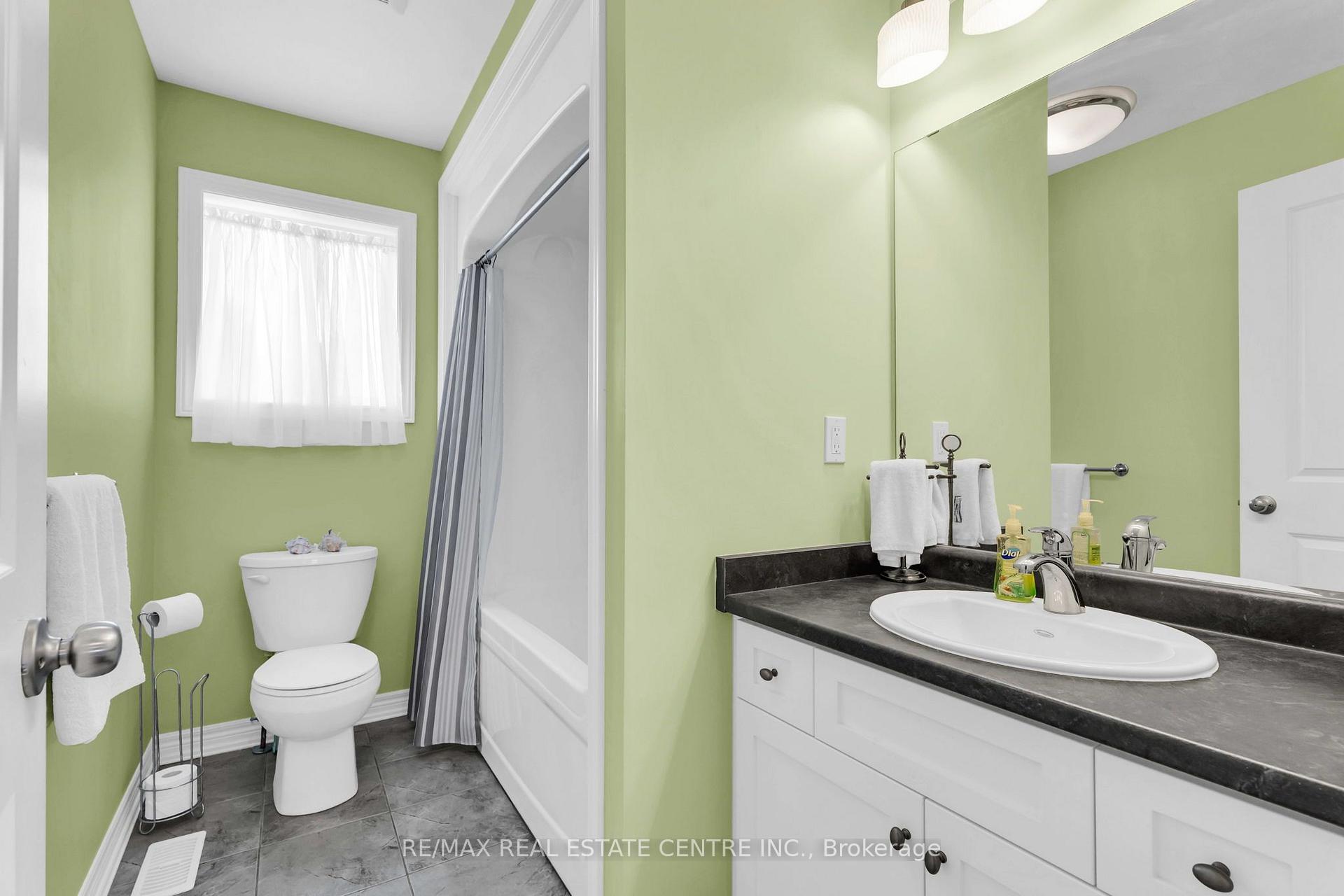 Photo 21 of 35 St. Paul's Place, Orangeville — HOMEH