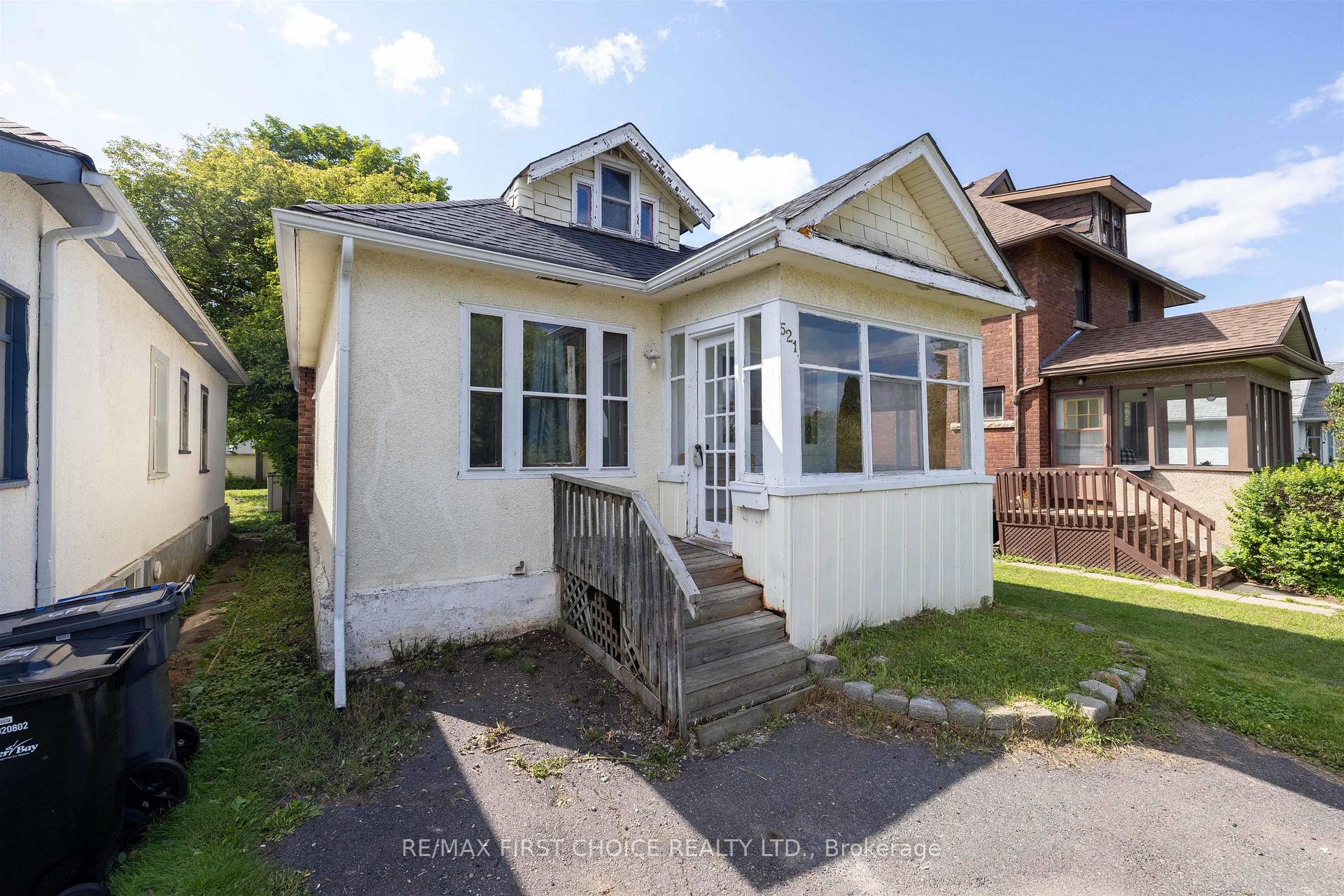 Photo of 521 Vickers Street S