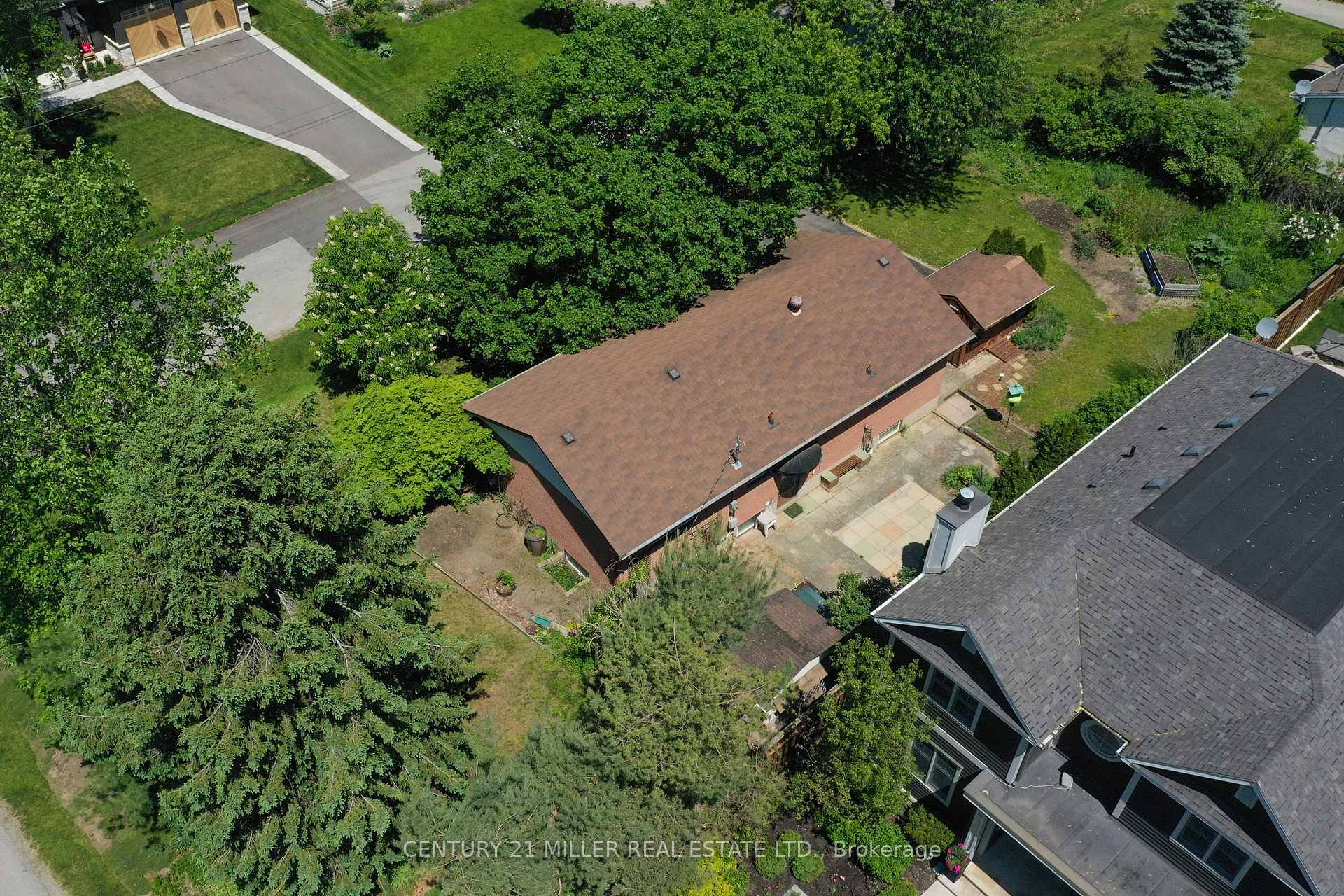 Photo 3 of 1304 Avon Crescent, Oakville, Morrison — HOMEH