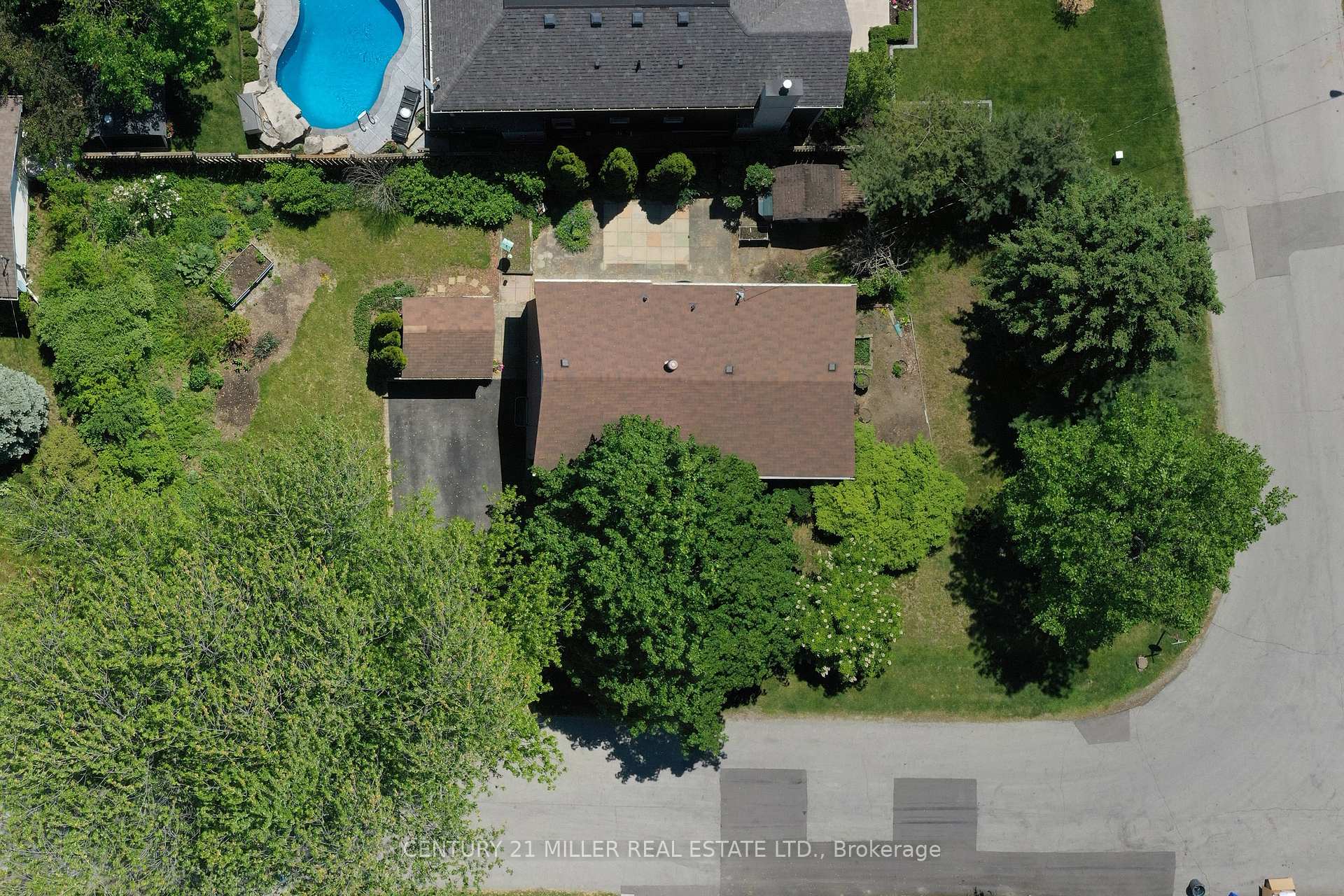 Photo 4 of 1304 Avon Crescent, Oakville, Morrison — HOMEH