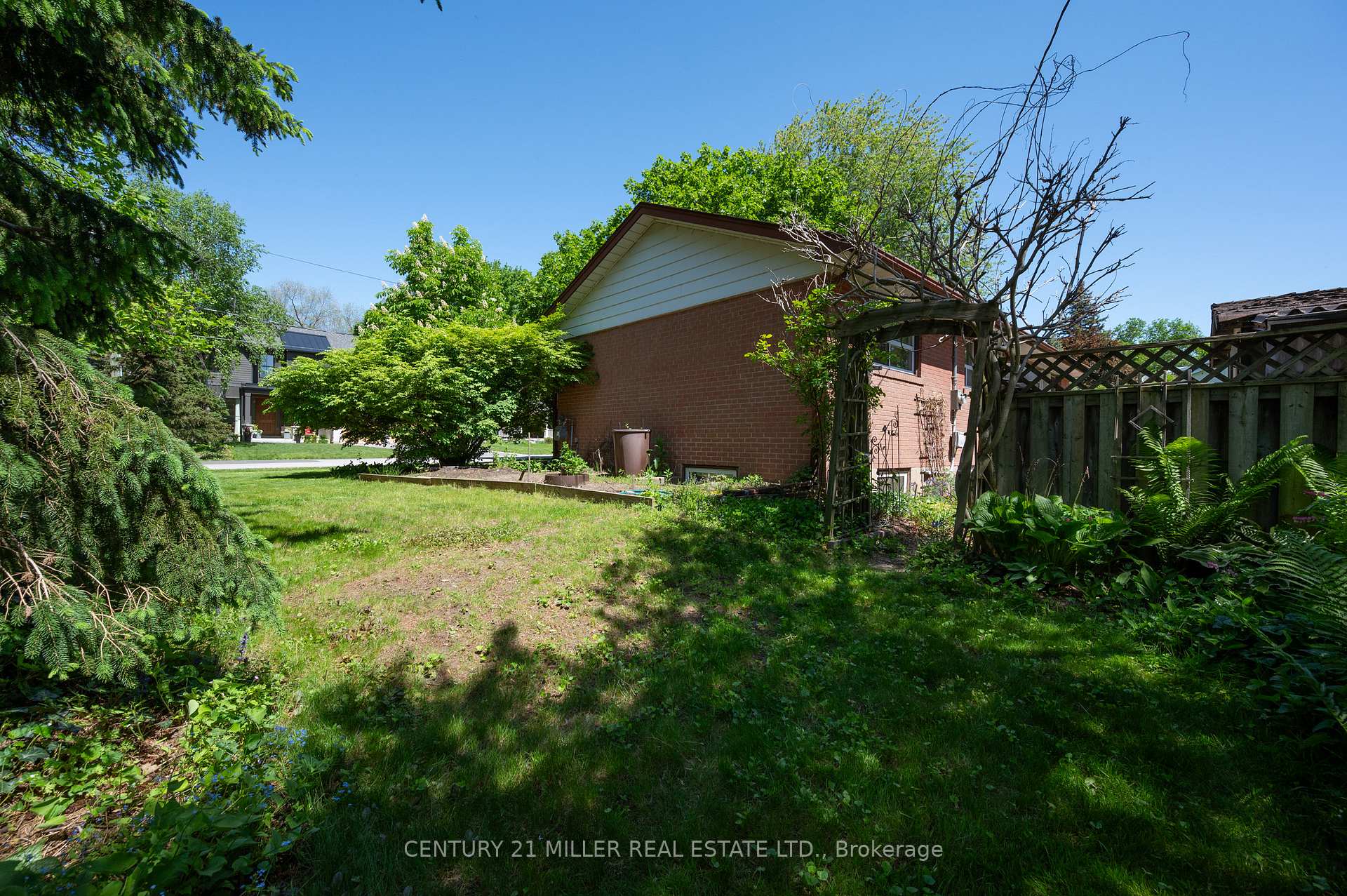 Photo 8 of 1304 Avon Crescent, Oakville, Morrison — HOMEH