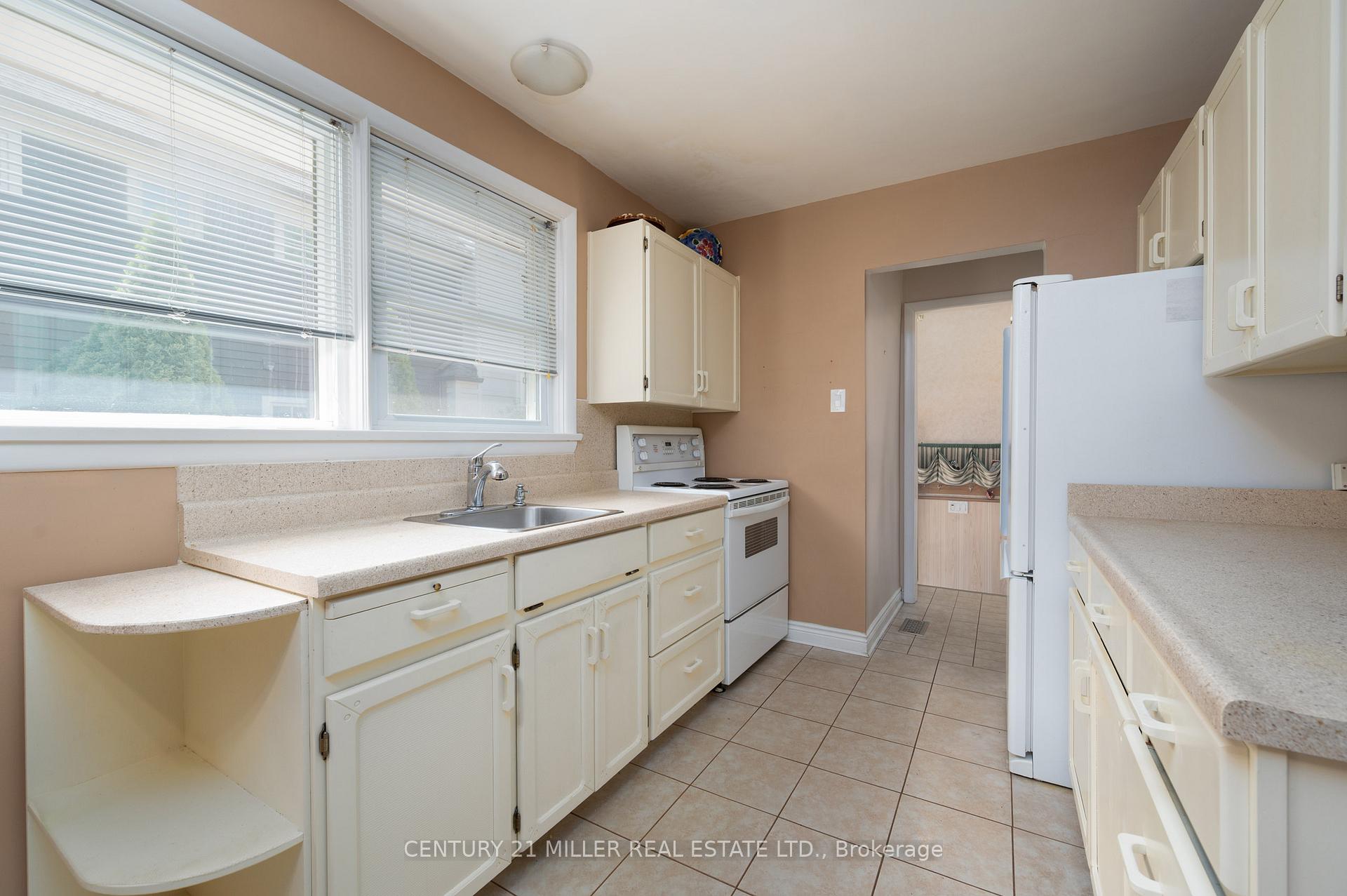 Photo 13 of 1304 Avon Crescent, Oakville, Morrison — HOMEH