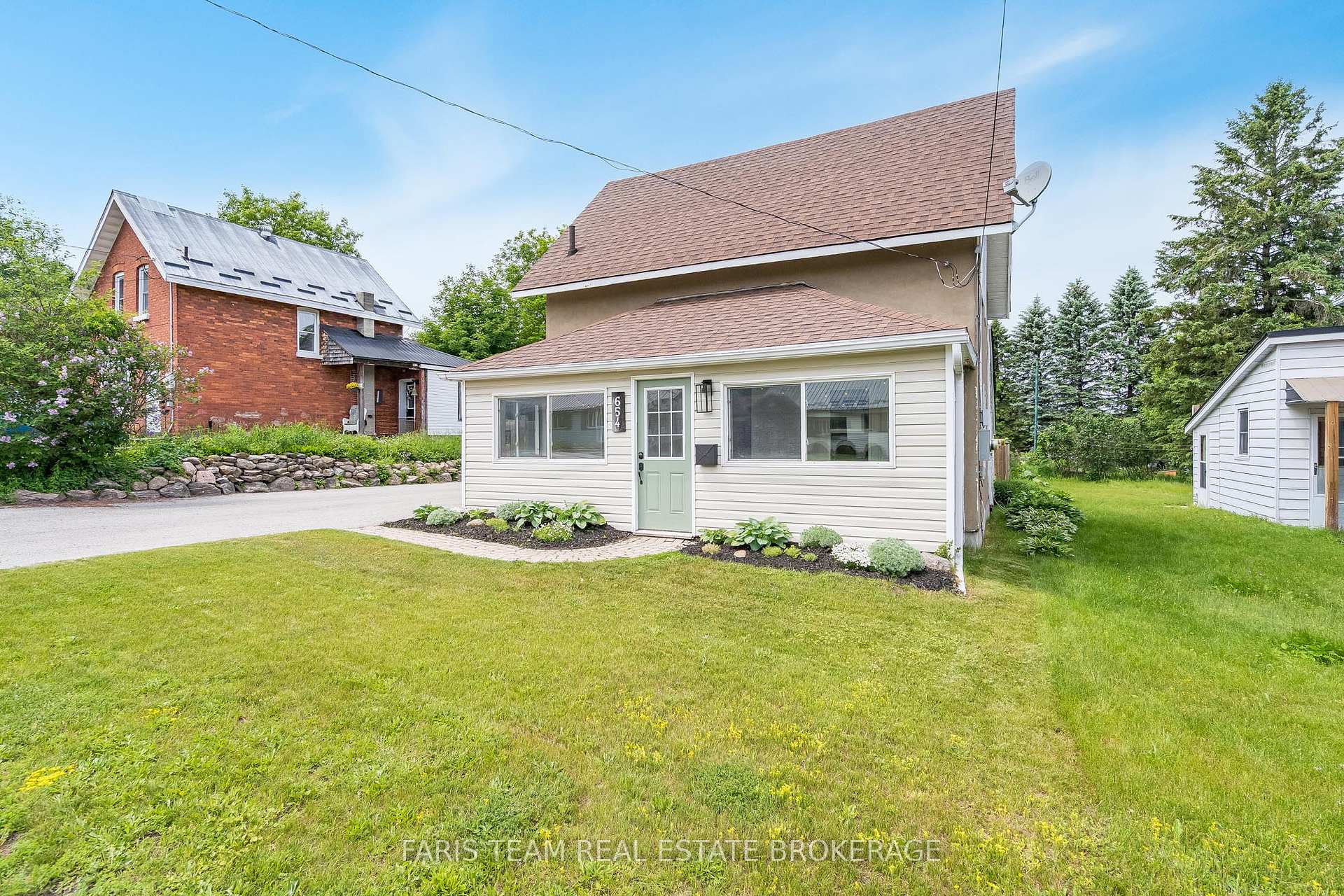 Photo 3 of 654 Victoria Street, Midland — HOMEH