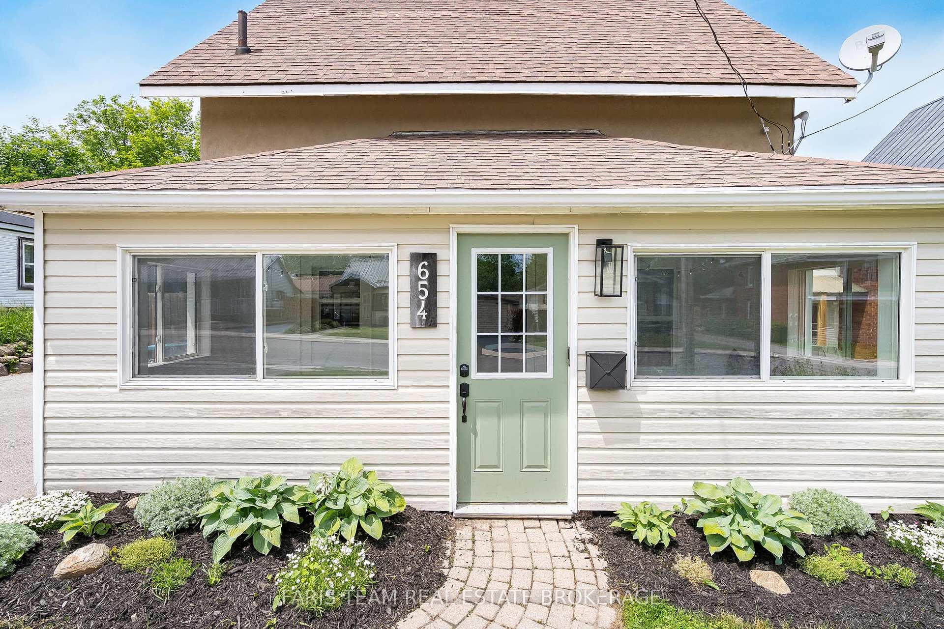 Photo 4 of 654 Victoria Street, Midland — HOMEH