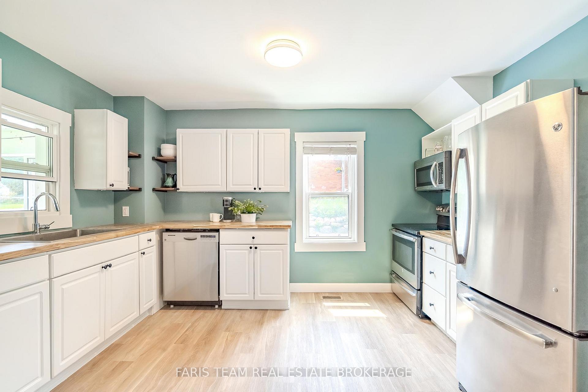 Photo 8 of 654 Victoria Street, Midland — HOMEH