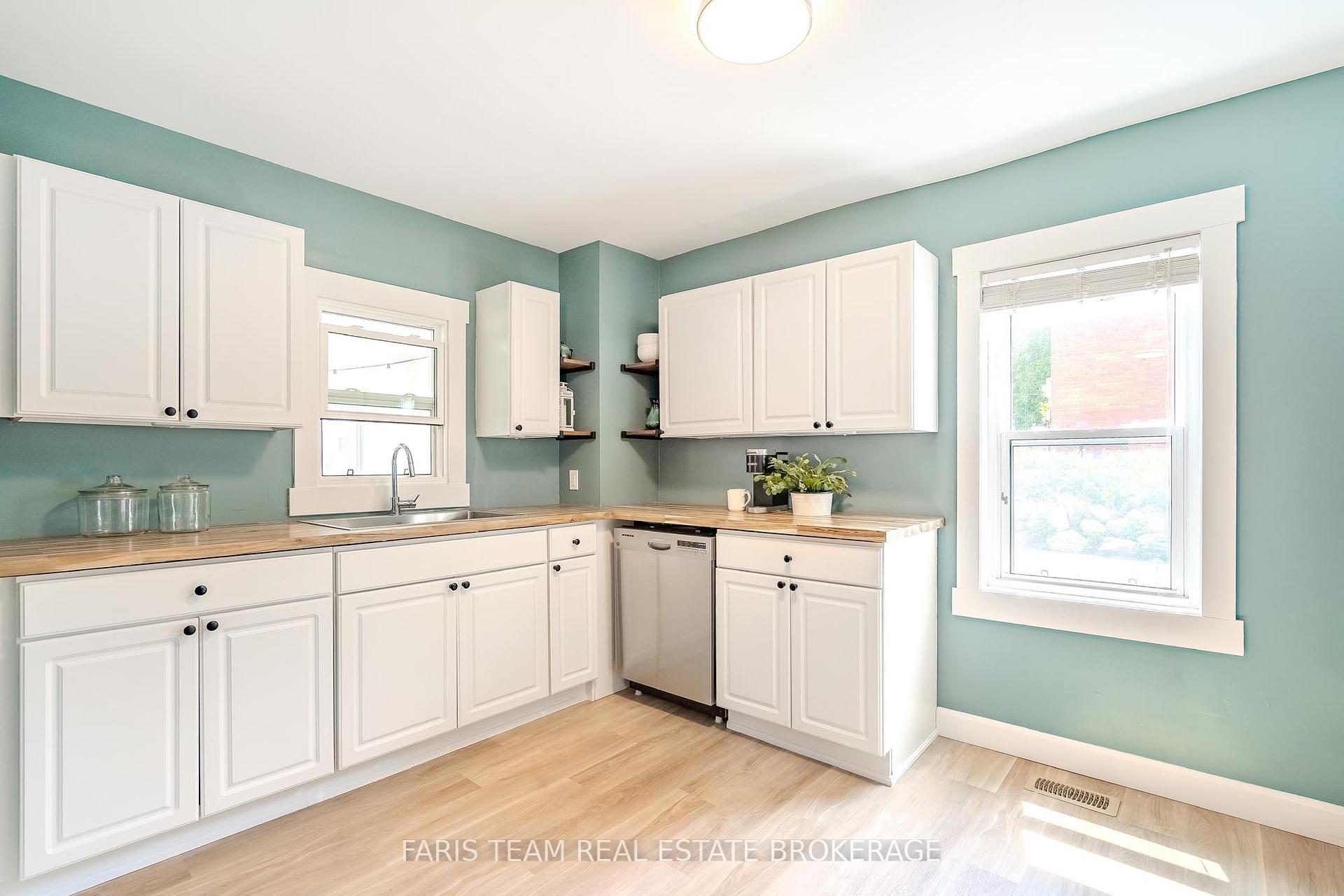 Photo 9 of 654 Victoria Street, Midland — HOMEH