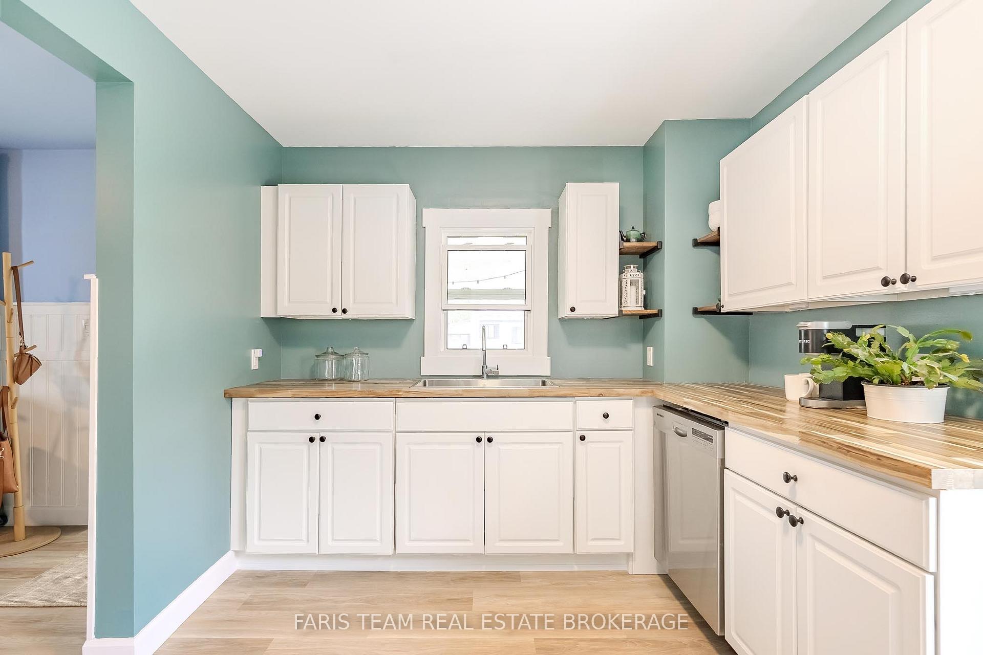 Photo 10 of 654 Victoria Street, Midland — HOMEH