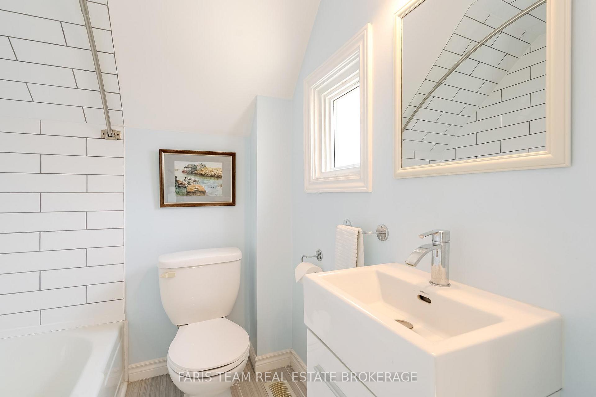 Photo 26 of 654 Victoria Street, Midland — HOMEH