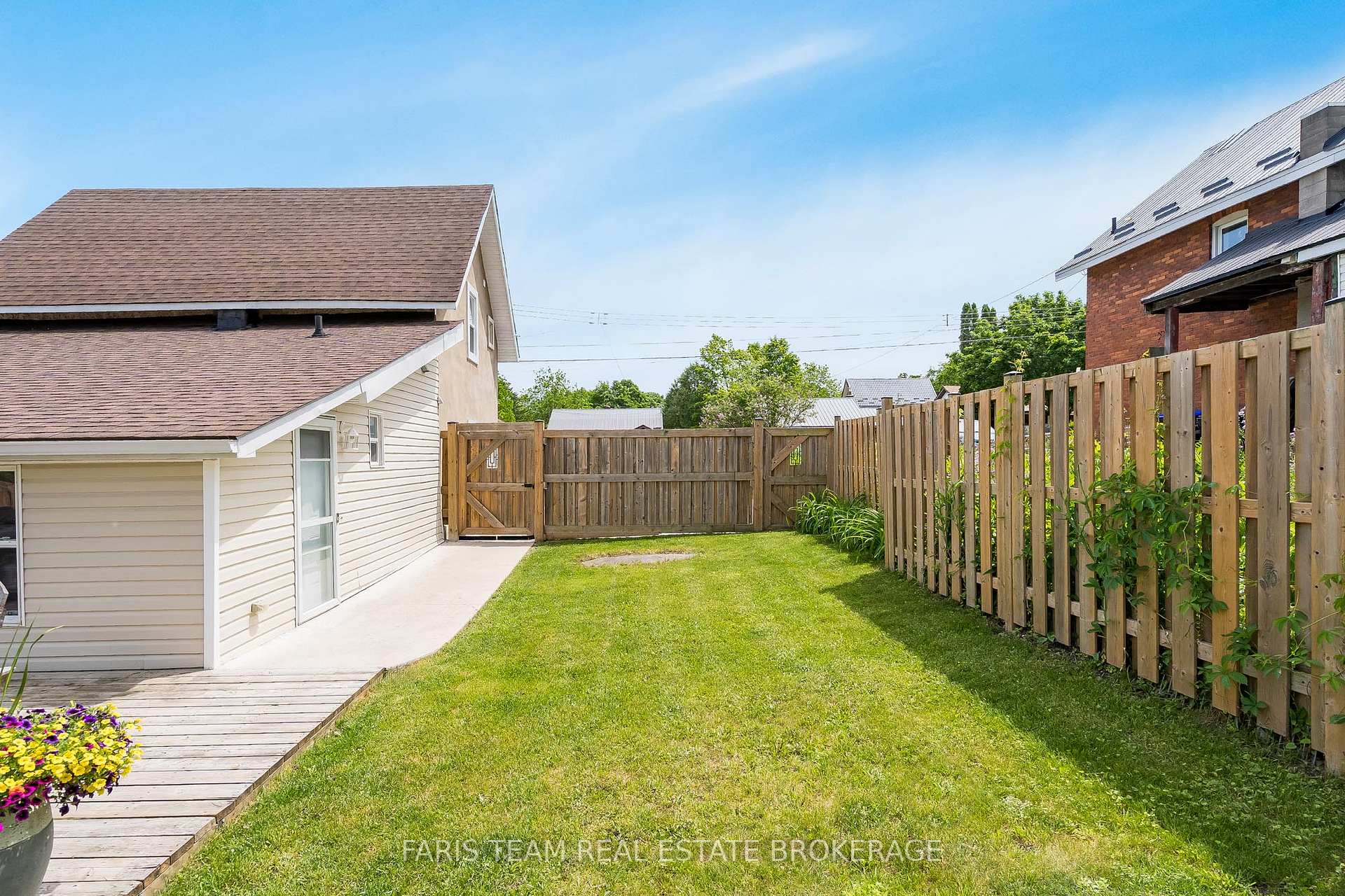 Photo 38 of 654 Victoria Street, Midland — HOMEH
