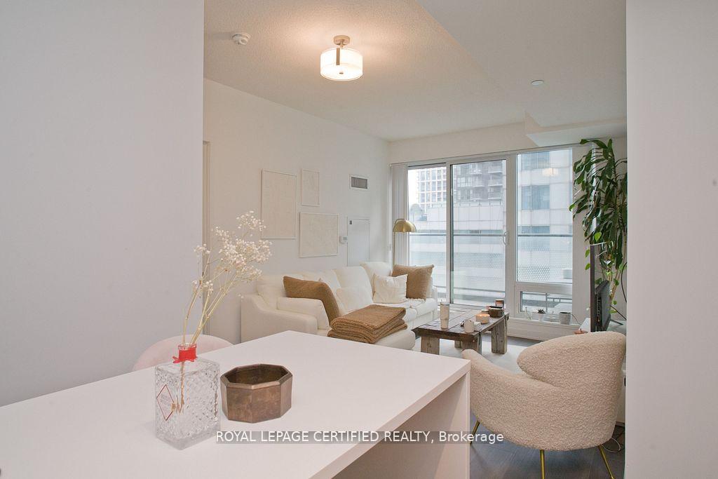 Photo 8 of Unit 1905, 125 Blue Jays Way, Toronto, Bay Street Corridor — HOMEH