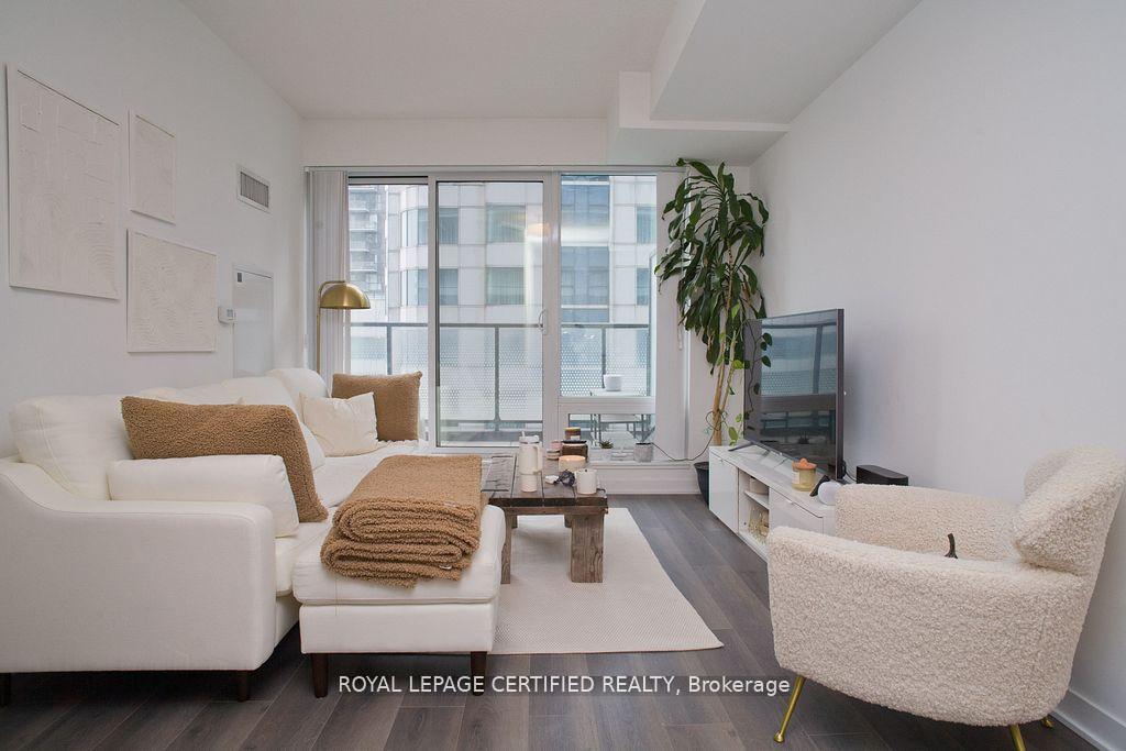 Photo 9 of Unit 1905, 125 Blue Jays Way, Toronto, Bay Street Corridor — HOMEH