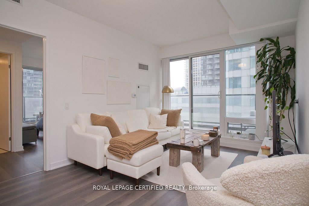Photo 10 of Unit 1905, 125 Blue Jays Way, Toronto, Bay Street Corridor — HOMEH