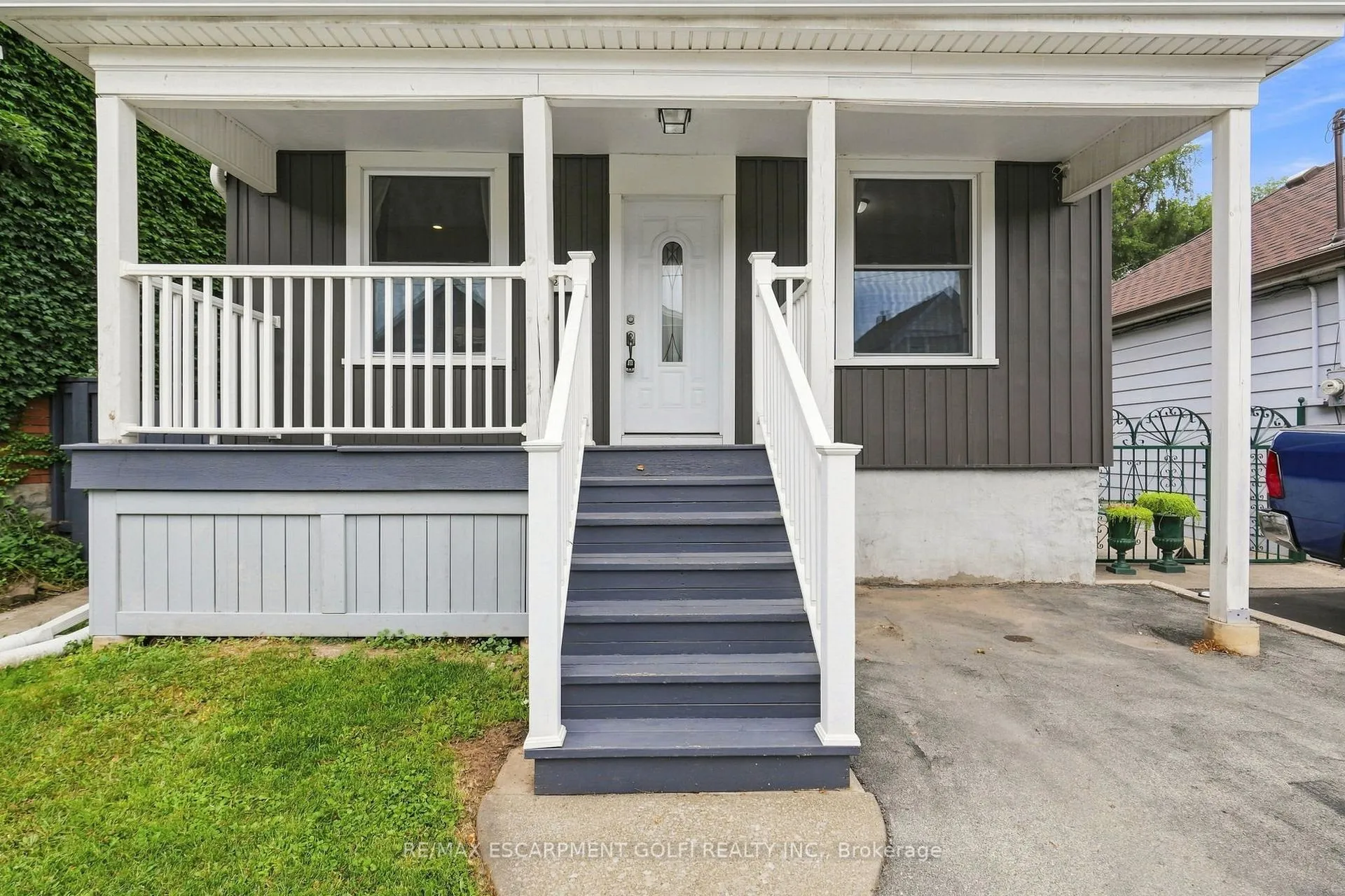Photo 3 of 241 Rosslyn Avenue N, Hamilton, Crown Point — HOMEH
