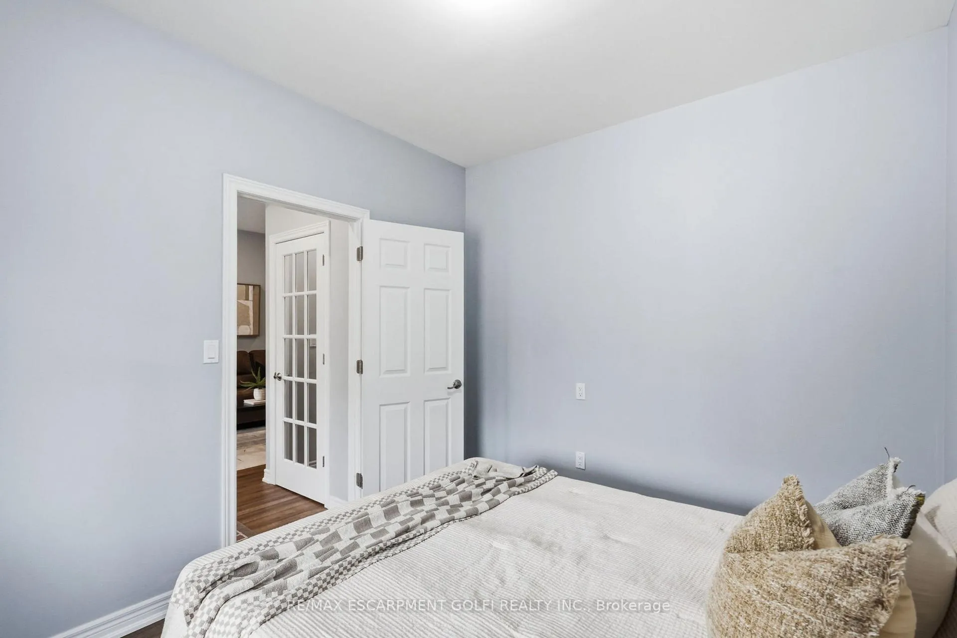 Photo 6 of 241 Rosslyn Avenue N, Hamilton, Crown Point — HOMEH