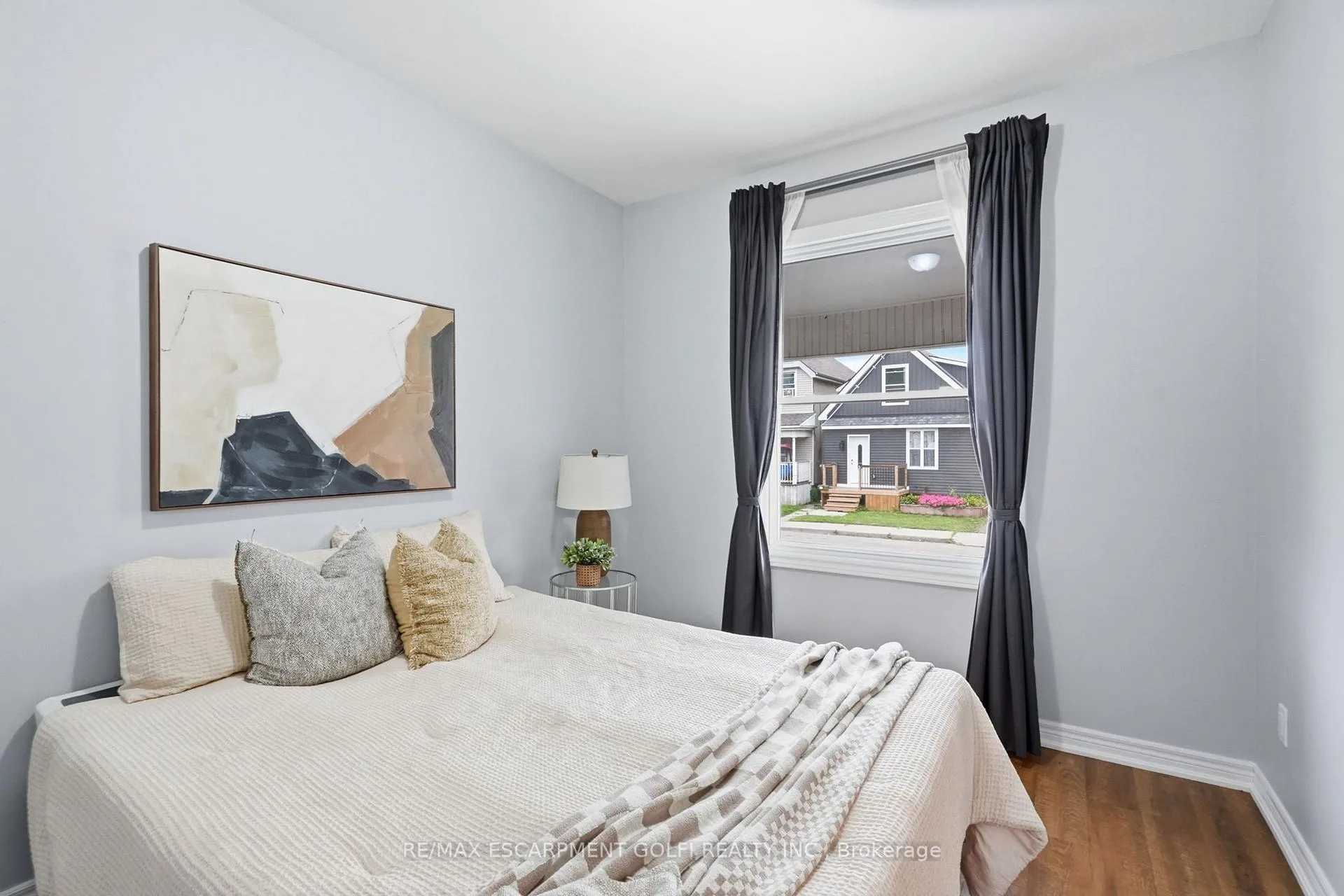 Photo 7 of 241 Rosslyn Avenue N, Hamilton, Crown Point — HOMEH