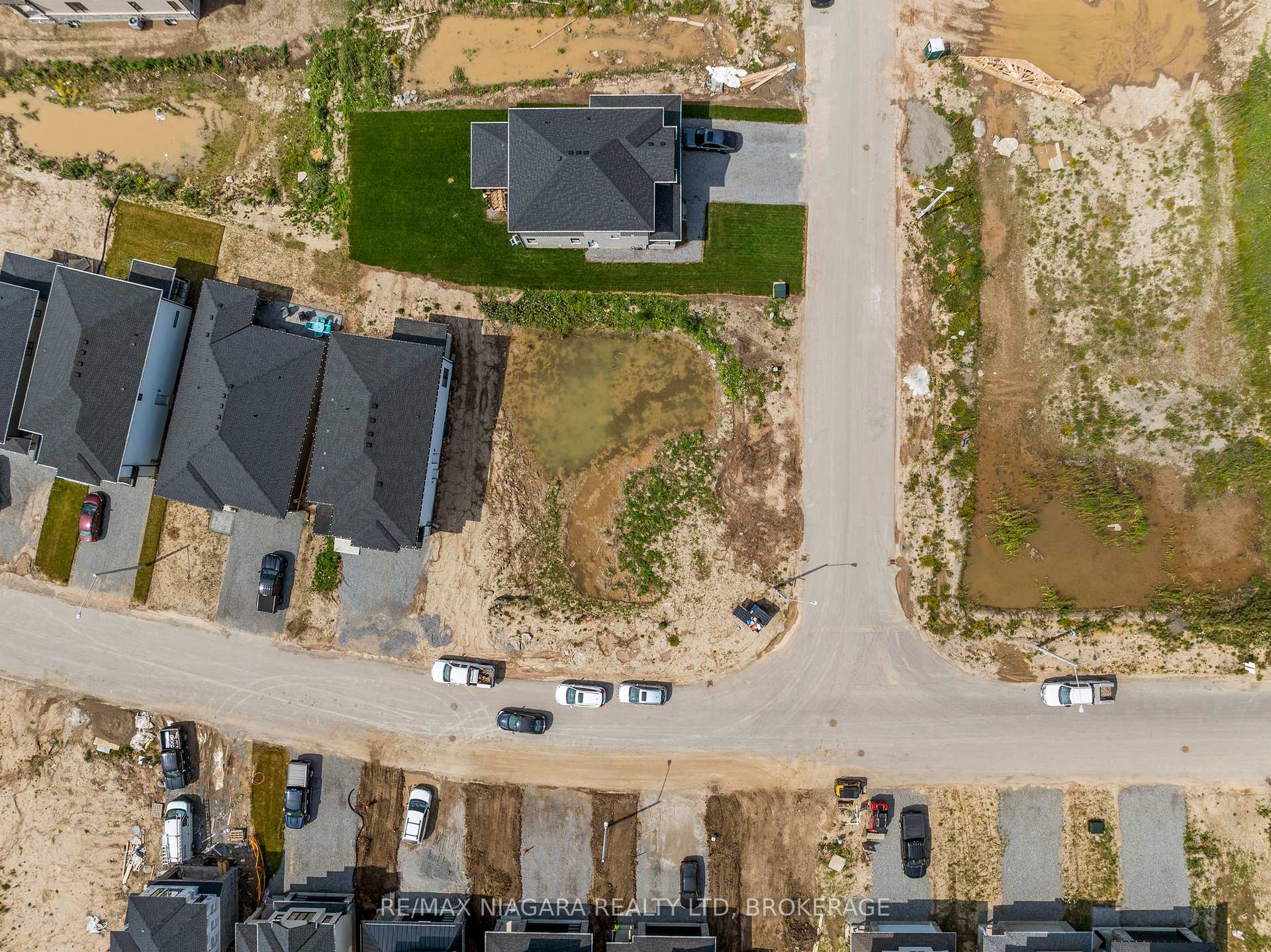 Photo 4 of 8885 Angie Drive, Niagara Falls, Forestview — HOMEH