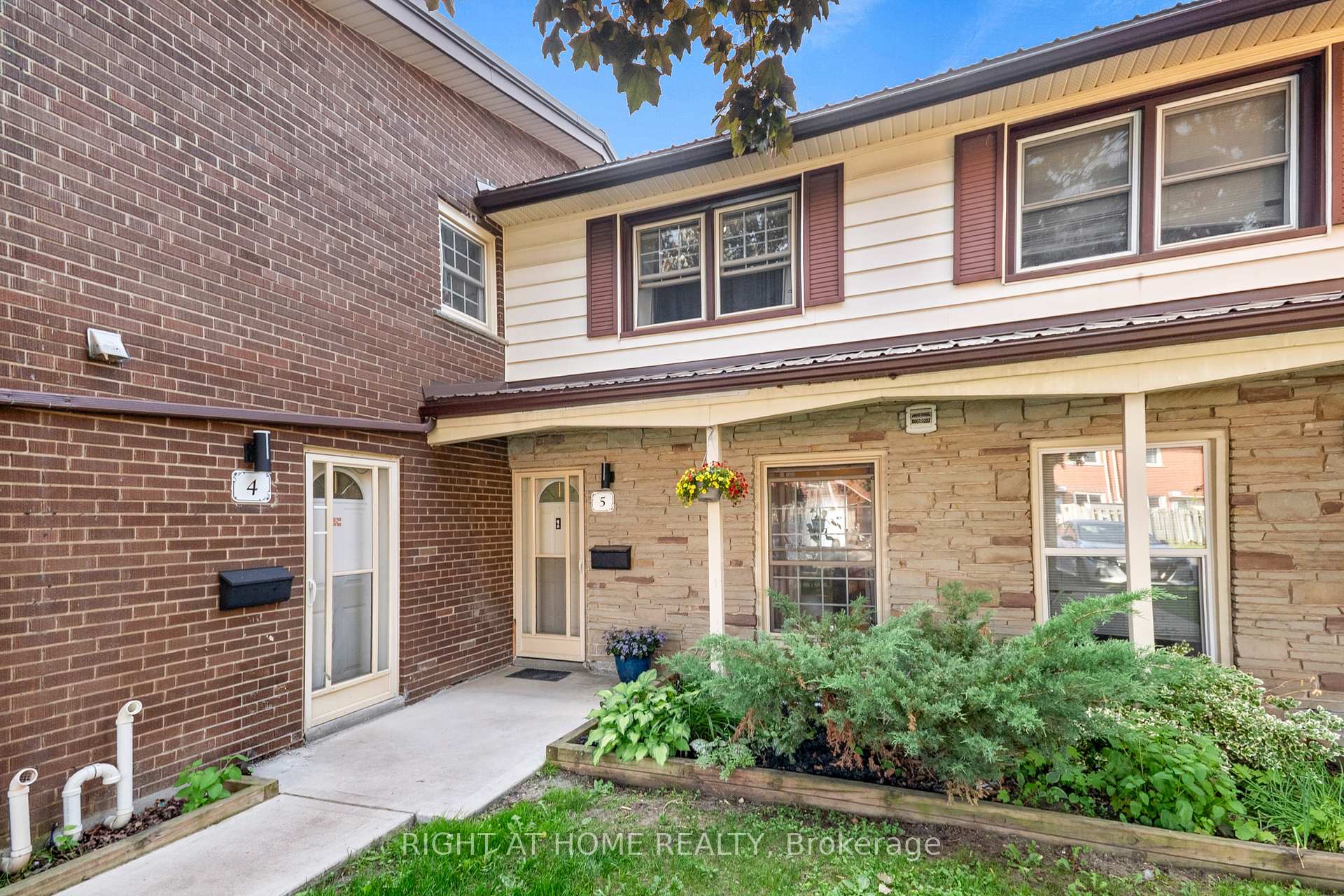 Photo 1 of 5 Arbour Glen Crescent, London, East A — HOMEH