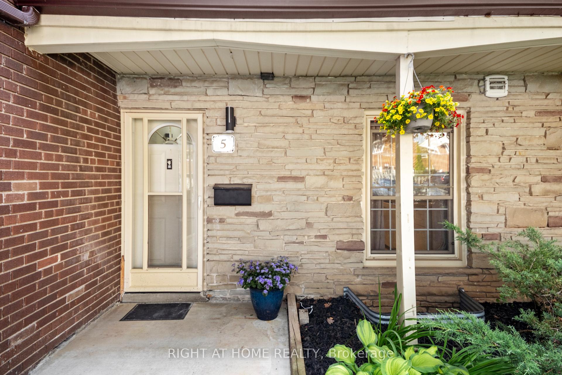 Photo 2 of 5 Arbour Glen Crescent, London, East A — HOMEH