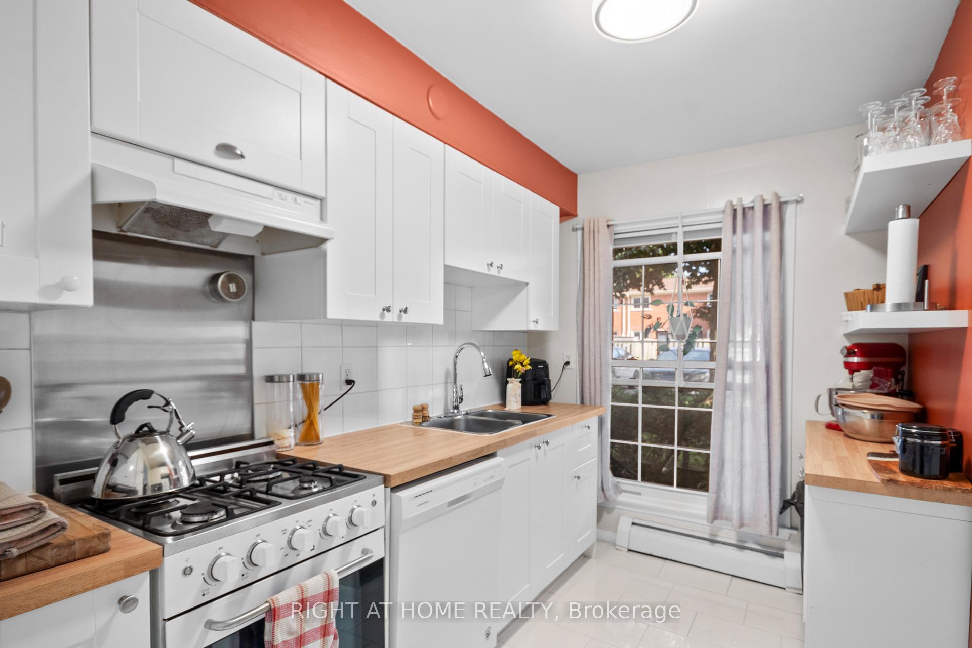 Photo 3 of 5 Arbour Glen Crescent, London, East A — HOMEH