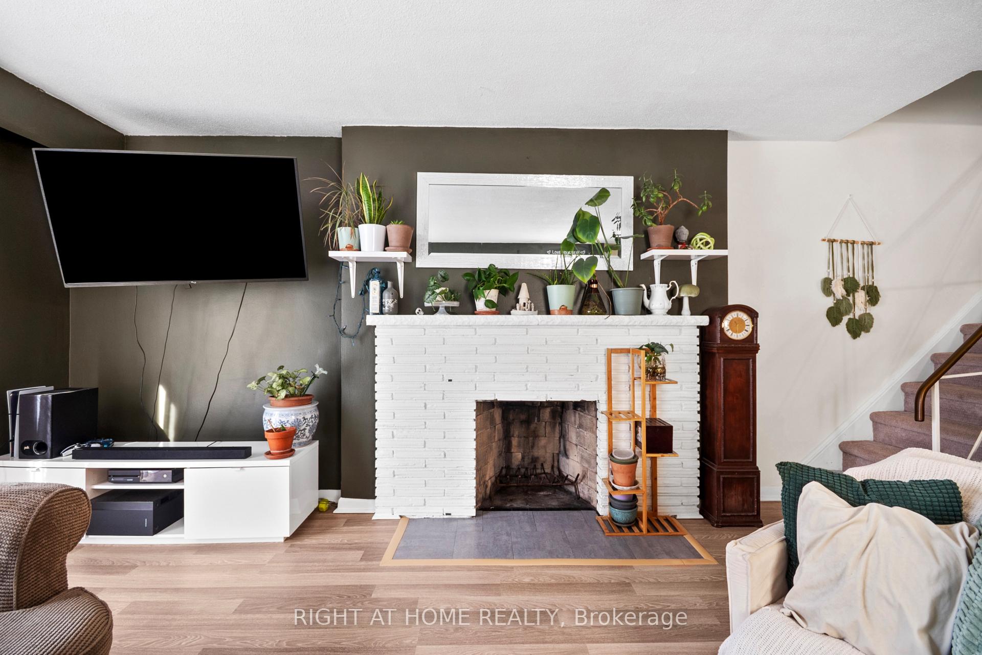 Photo 9 of 5 Arbour Glen Crescent, London, East A — HOMEH