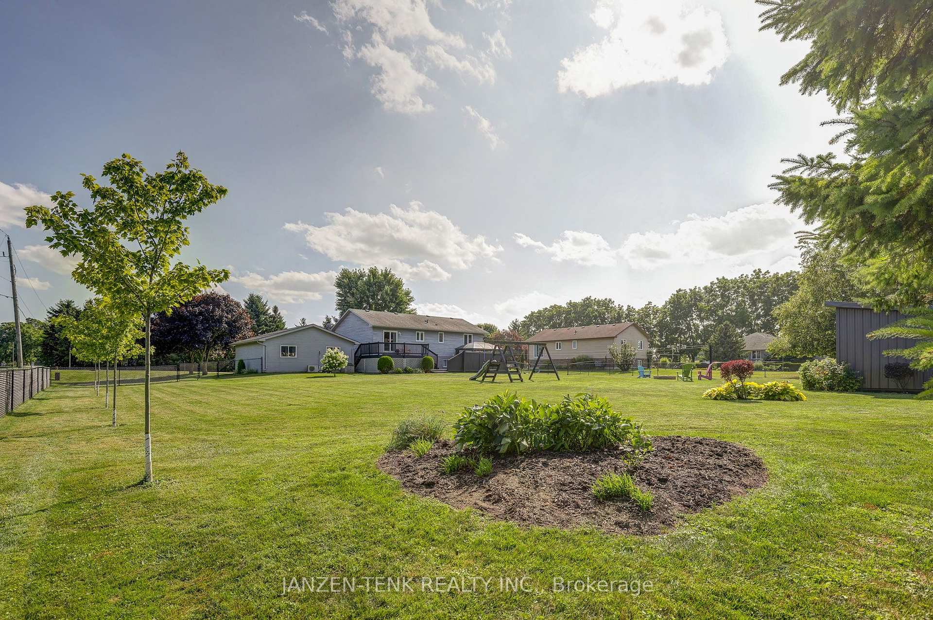 Photo 46 of 49988 Catherina Street, Malahide, Rural Malahide — HOMEH