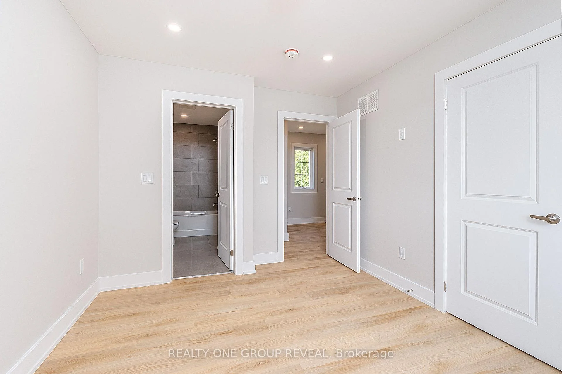 Photo 24 of Unit 3, 24 Queen Street, Clarington, Bowmanville — HOMEH