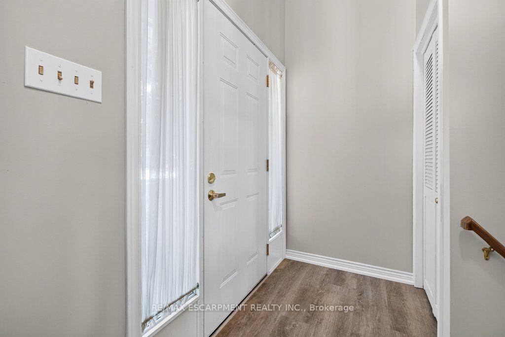 Photo 4 of 2148 Kerns Road, Burlington, Tyandaga — HOMEH